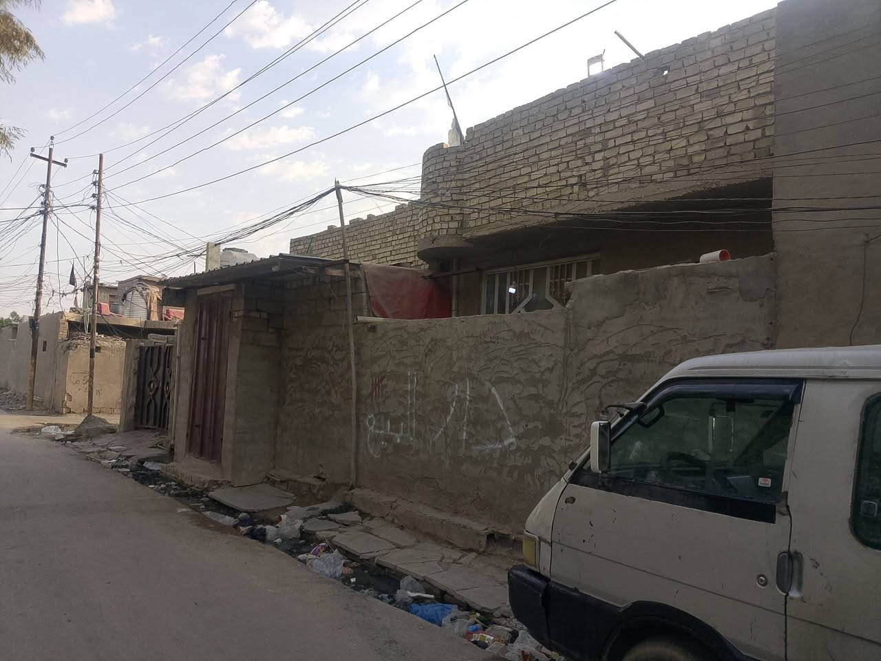 السلام عليكم بيت للبيع مساحه 230م استقبال وصالة ومطبخ وغرفتين ومنور+ محل البيت يبعد على شارع 50 متر العنوان النهروان قرب اساله الماء للاستفسار الاتصال على الرقم ***********
