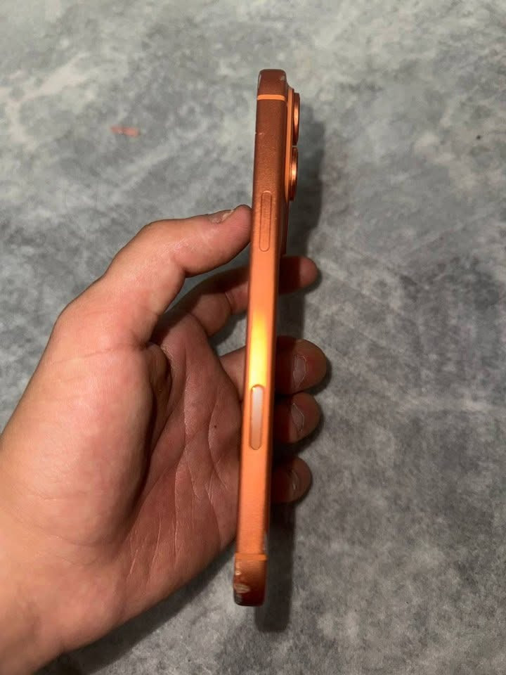 (iPhone 17 Pro Max) ايفون ١٧ برو ماكس
• الذاكرة: 256 جيجابايت (نسخة الشرق الأوسط).
• البطارية: 99% (عدد الدورات 120 دورة فقط).
• النظافة: الظهر زيرو بدون أي شخط. الاستخدام أقل من 7 أشهر.
 الجهاز تعرض لسقوط مني بحادث ، الشاصي فيه آثار ضربات موضحة بالصور والفيديو ، اي كفر تخليه تختفي الآثار تماما .
• الشاشة واللمس أصليين ما بيهم آي ضرر %100
وشغالين بشكل ممتاز جداً، تحتاج فقط تبديل زجاج خارجي (باغة) تكلف حدود 150 ألف.

يجي وية الجهاز
 الكارتونة الأصلية + كيبل الشحن الأصلي.
 4 كفرات متنوعات وحلوات .
 حماية شاشة قوية مقاومة للكسر (من صدف
ستور) معروفة هاي الشاشة وقوتها 
 مسكة ظهر جلد مبطنة مغناطيسية.
السعر: 1,400,000 دينار عراقي (وبيه مجال بسيط جدا).

المكان: بغداد.

اي سؤال او استفسار عندك ، علق وراح اجاوبك

وهذا رقمي ***********
