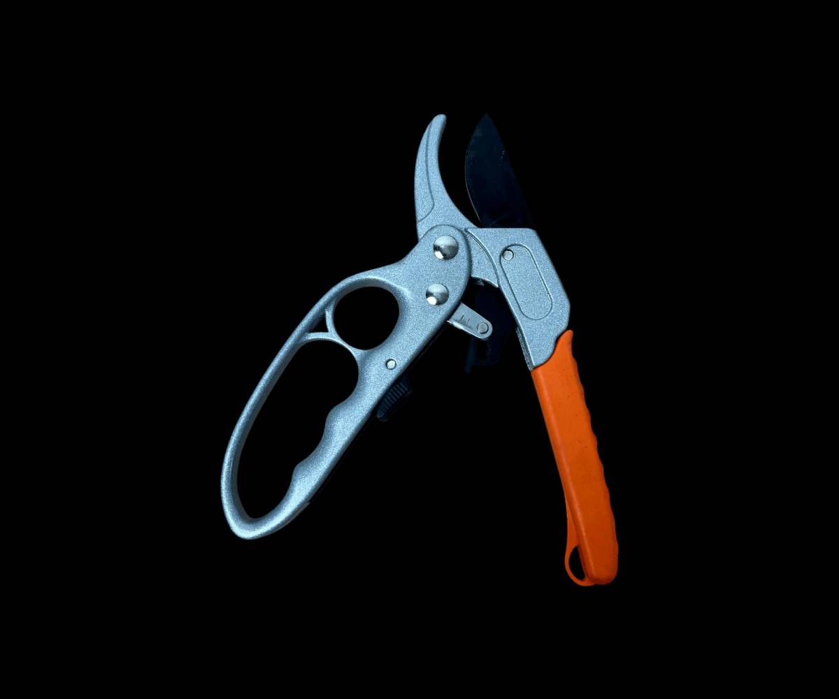 وصل حديثاً ♥️🔥 
مقص تقليم الحدائق✂️
مثالي لتقليم الأشجار والزهور والنباتات في الحدائق.
يمكن استخدامه بسهولة لقص الأغصان والأوراق الجافة أو غير المرغوب فيها.
أداة لا غنى عنها لمحبي الحدائق والمزارعين.
المميزات:
مقص تقليم قوي ودقيق مصمم لتحمل الضغط.
مقبض مريح مع تصميم مضاد للانزلاق يضمن التحكم الكامل أثناء الاستخدام.
شفرات حادة مصنوعة من الفولاذ المقاوم للصدأ لضمان القطع السلس والدائم.
تصميم خفيف الوزن يسهل حمله واستخدامه لفترات طويلة دون تعب.
سعر 10الف /توصيل لكل محافظات العراق بي5الف ماعد بغداد 3الف
