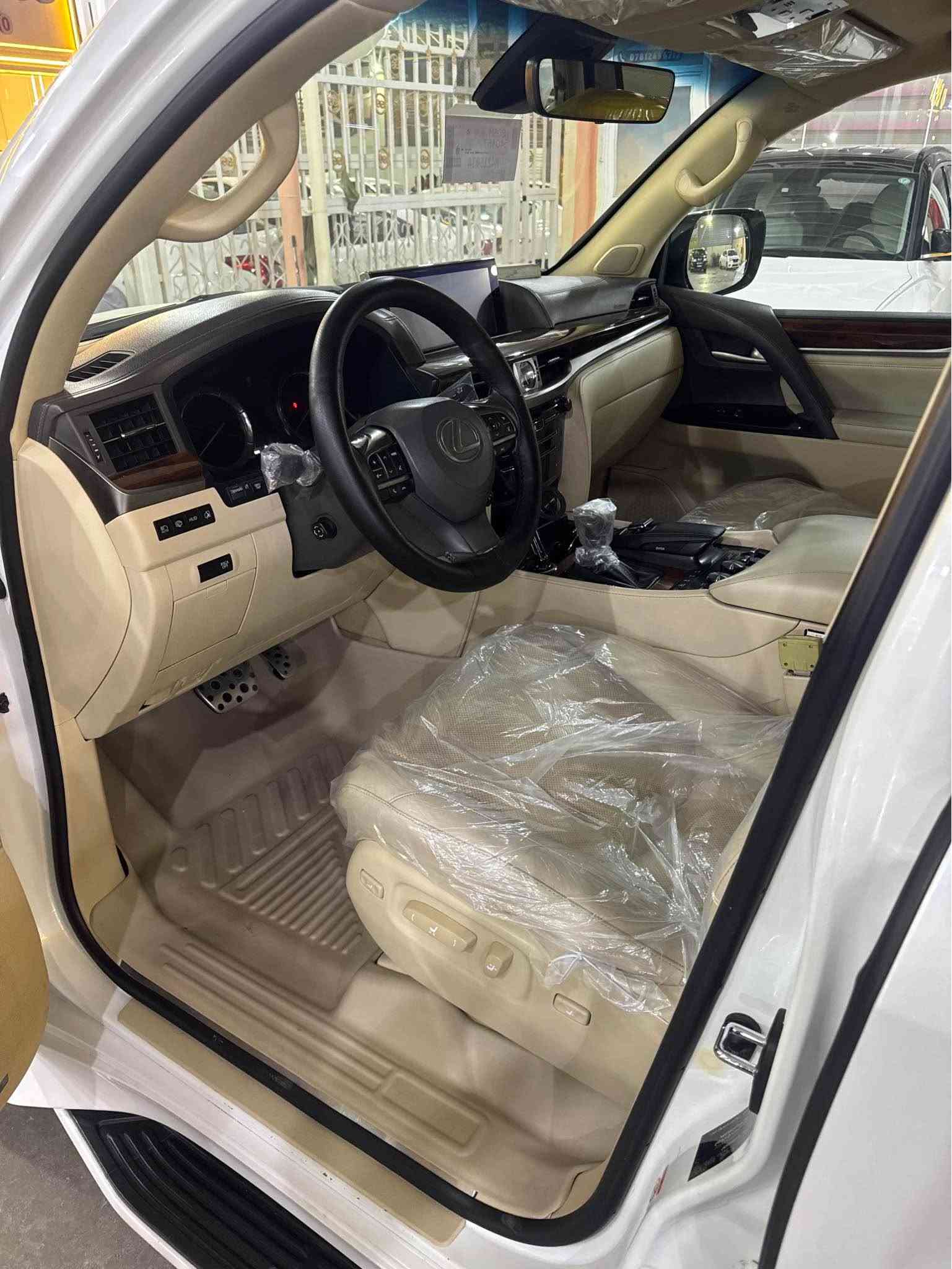 سلام عليكم 
لكزس LX5700  فول مواصفات 
موديل 2019
سيارة بدون نكراش سيارة استعمال اربيل 
رقم اربيل بسمي هزة وفحص جديد 
بصمات اثنين مع كارت 
مواصفات لكزس معروفة فول فول للاخير  سيارة داخل بيجي 
 *********** موجود بي واتس اب
*********** النجف, العراق

