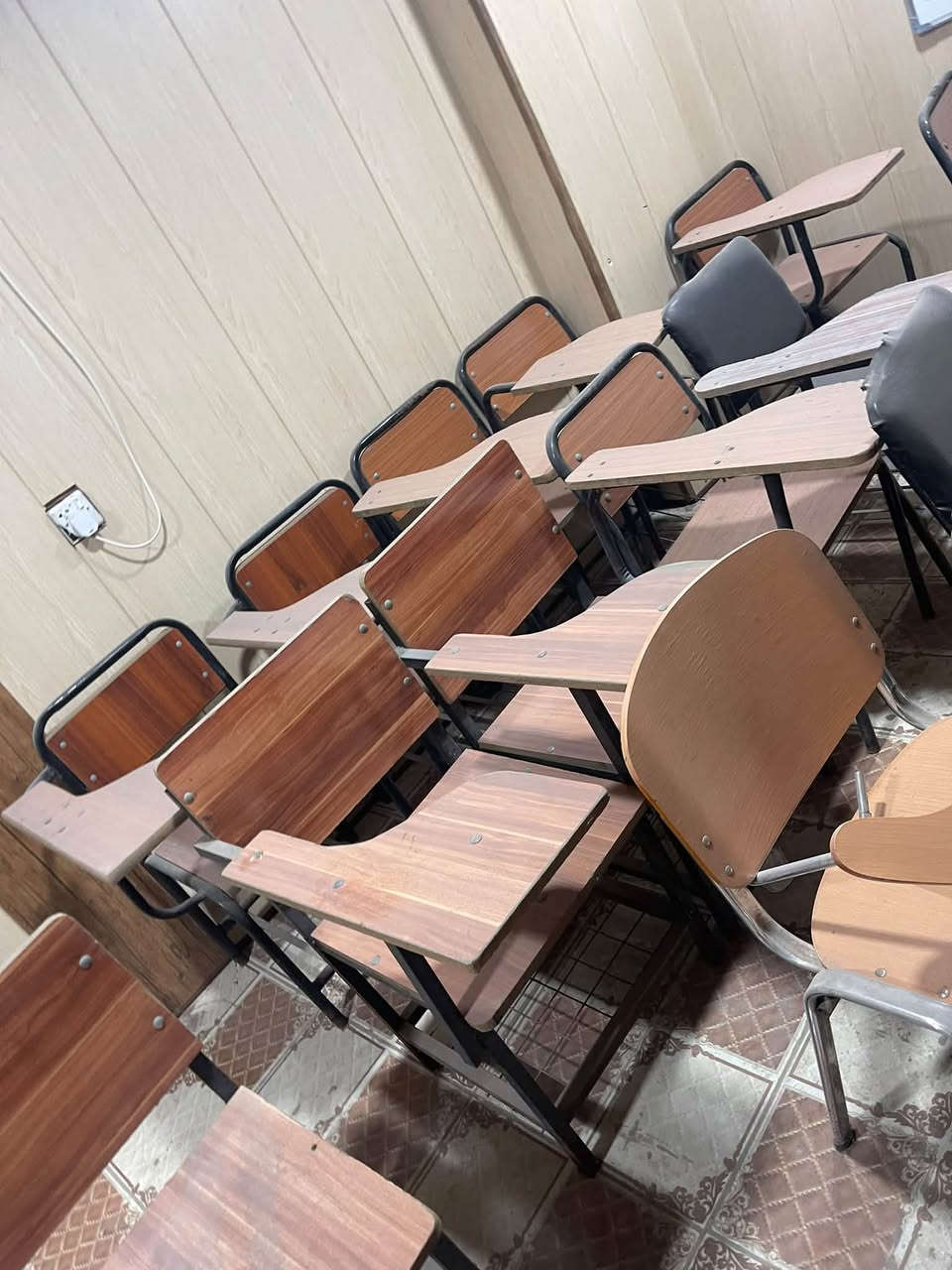 سبورات عدد 4
ستولات عدد 30 
حي الرساله الاولى 
***********
