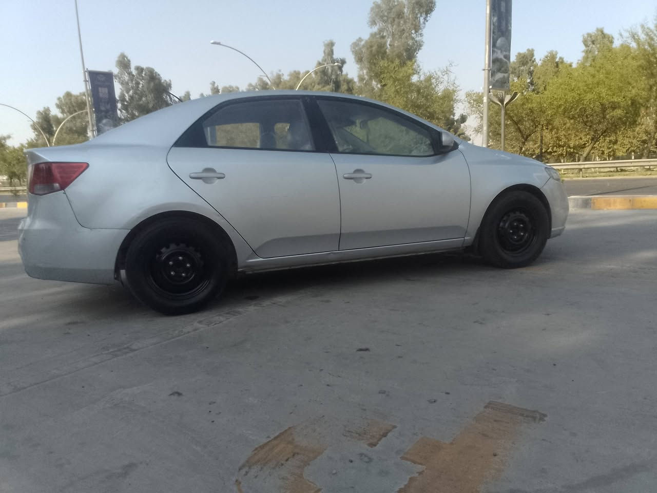 سلام عليكم 
سيراتو 2011 للبيع 
بدون صبغ 
بيها طخه خفيفه بالصندوك 
محرك وكير شرط 
طخم جديد باتري جديد 
تبريد ثلج 
كاربون بانزين 
سيارة بسمي 
سنويه بعد شهرين تسقط 
سياره جاهزه 
السعر 70
***********

