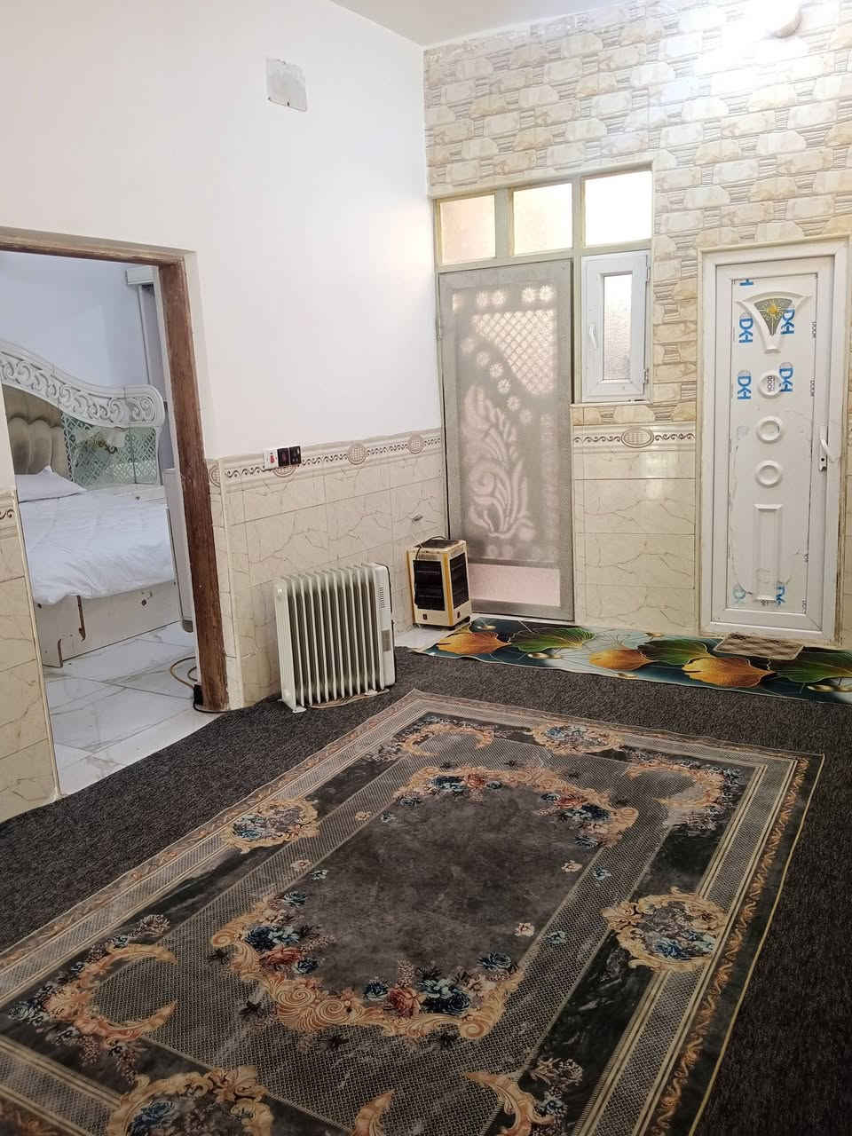 السلام عليكم ... بيت للبيع 38 وبي مجال بسيط منطقة الصدر الثالث مشمول بقرار 320 للتطويب ان شاءالله  مساحة 112 متر مكان البيت بين فرع اسواق فدك وبين 17تموز الكوفه سايدين جامع الاحسان وقريب ع سايدين الي يرحن للصناعي مستشفى ابن بلال كل الخدمات متوفره يمه باقي صور وفيديو للبيت وتفاصيل كامله للاستفسار اكثر مراسلة الصفحه او الاتصال ع الأرقام ***********... *********** وات ساب
