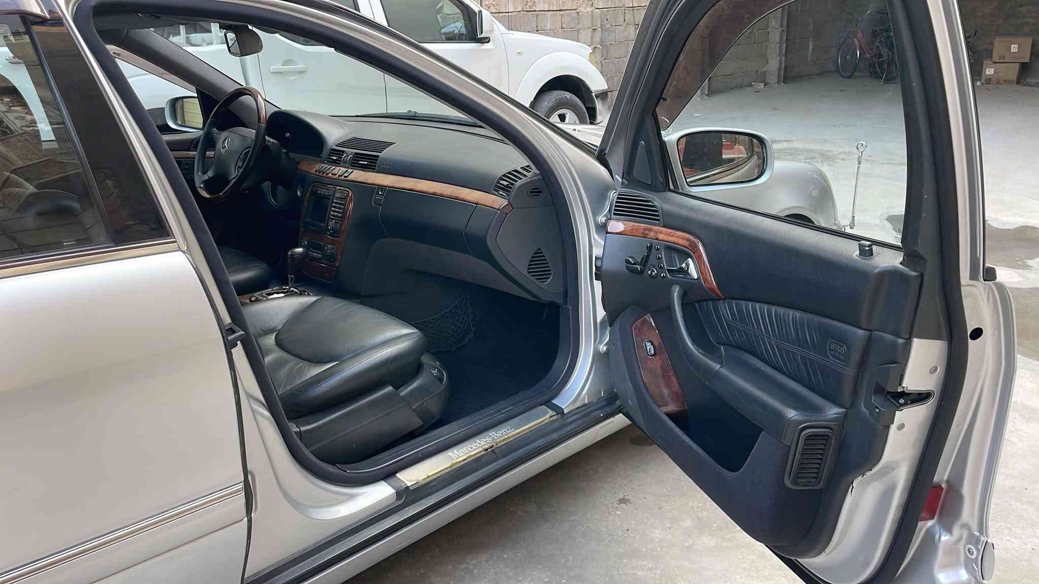 مرسيدس s500
مديل 2002
بيه قطعه كلير وصبغ صندوك
ماشيه 140 وقابل للزياده 
رقم بصره بسمي
١٤٠ بيه مجال 
الاتصال ***********
