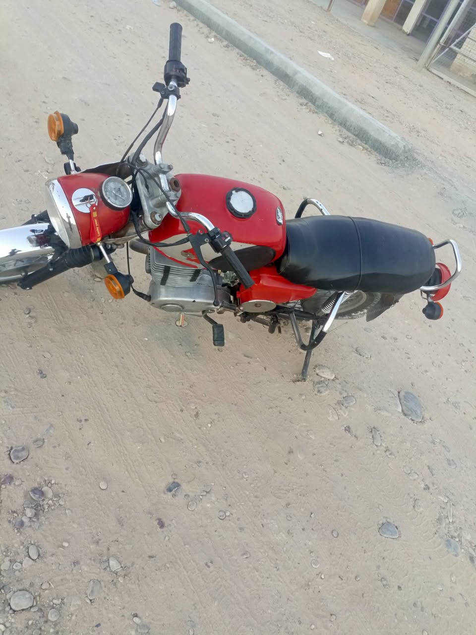 السلام عليكم للبيع MZ موديل 81 حجم المحرك 301cc محرك كير كله شرط ماطور جديد كهربائيات كله شغاله تايرات جدد السعر 700 وبي مجال ***********
