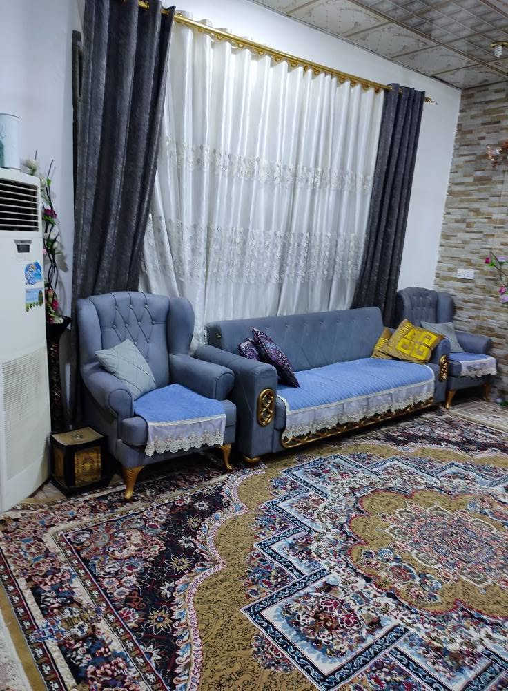 بيت للبيع مساحته 300متر في حي الموظفين الواقعه نهاية جدار اعدادية الزراعه نفس شارع بيت مدير تربية الديوانيه .موقع مميز ركن وامامه ساحه .طابقين الطابق الاول استقبال 4*7وصاله كبيره 4.5*5.5 وغرفتين 3*4 والاخرى 3.5*6 وغرفه داخليه 3.5*2.5 ومطبخ كبير 3.5*6.5 وكراج كبير سيراميك يسع سيارتان ومدخل 3*4 وحديقه كبيره وصحيات خارجيه وداخليه والطابق الثاني غرفه كبيره 5.5*6.5 ومخزن 3.5*6.5 مطلوب عقار 25مليون كل سنه مليون  .الجاد بالشراء يتصل بالرقم *********** وانشاء الله خير
