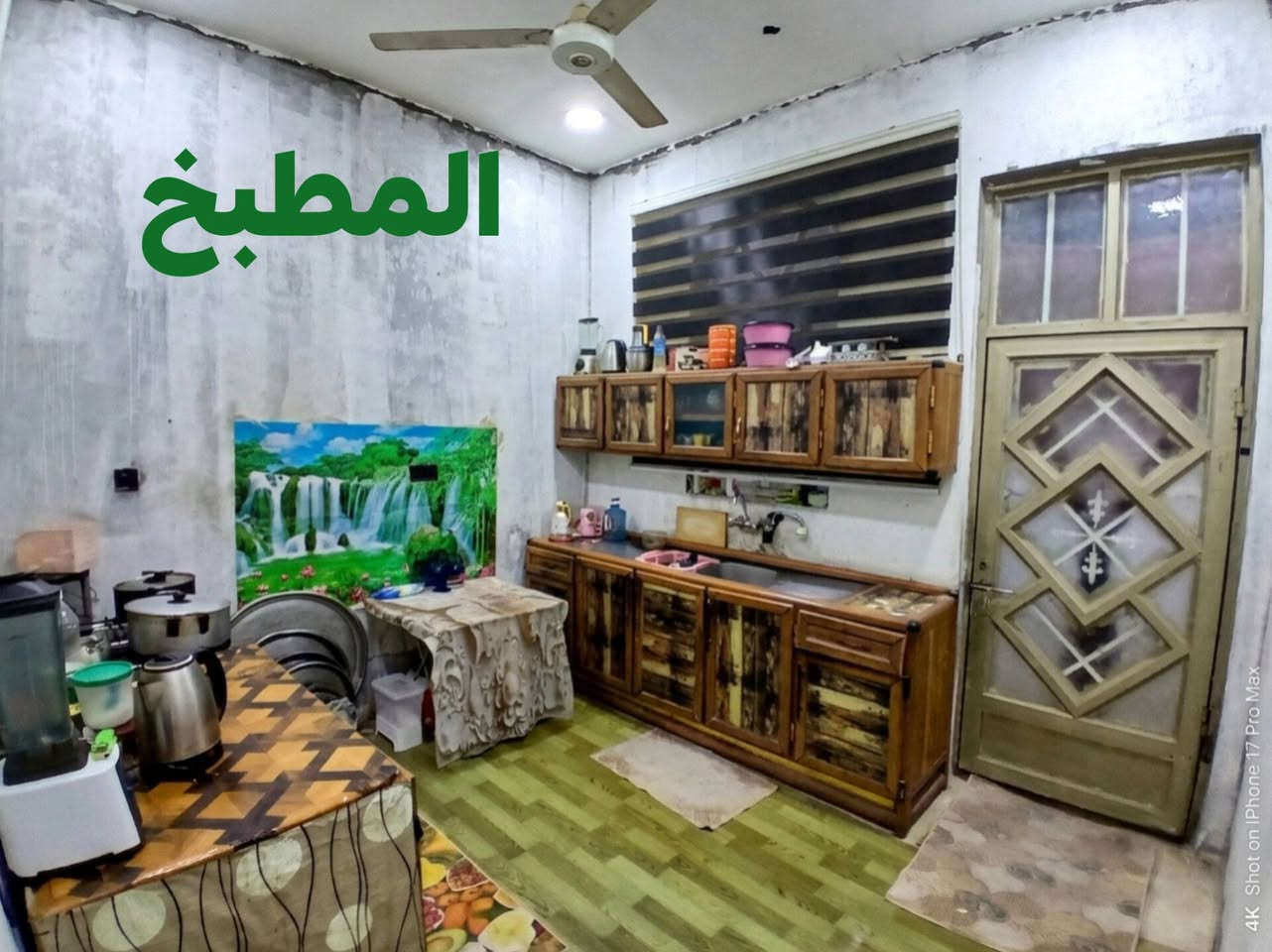 🏡 بيت سكني في حي الخضراء الأولى
📍 الموقع: حي الخضراء الأولى – مقابل الخاجية – شارع 30.

📐 تفاصيل العقار:

- المساحة: 125 م²
- الواجهة: 8.5 متر
- النزال: 15 متر
- عرض الشارع: 8 أمتار
- نوع السند: طابو زراعي (سند 25)

🔹 الطابق الأول:

- استقبال واسع 5×4 م
- صالة كبيرة 6×5 م
- مطبخ 3.5×3 م
- غرفة نوم رئيسية 5.5×5 م
- غرفة نوم ثانية 4×3 م
- حمام داخلي 2×2 م
- منوران يوفران تهوية وإضاءة طبيعية.

🔹 الطابق الثاني:

- ملحق سندويچ.
- غرفتان 4×3 م لكل غرفة.
- صالة 4×2 م.
- المساحة المتبقية سطح واسع يمكن استغلاله حسب الرغبة.

🔨 ملاحظة:
البيت يحتاج فقط إلى تشطيبات بسيطة، تشمل:

- إكمال  الأرضية.
- سيراميك جداري للمطبخ والحمام.

💰 السعر المطلوب: 63 مليون دينار عراقي قابل للتفاوض.

📞 للتواصل والاستفسار:
***********
