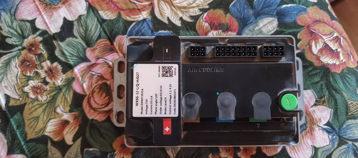 عقل اباجي  للبيع الصلي***********

نص مكتوب في الصور:
- Infinix NOTE 50
- لا، على أيام، بس تسمعيني، هسّه عوفنا من كل شي، عوفنا من كل شي. هذا إشكم فولت؟ هذا، هذا العقل إشكم فولت؟ وبعد شنو... أوكي، دقيقة. آه والامبيرية، إشكم أمبير ياخذ؟ 60 أمبير؟ أكثر من 60 أمبير؟ 72 أمبير؟ إشقد مثلاً. إي، أسمعج 🌹 وباختصار شديد: الفولتية: هذا العقل 72V والأمبير: مكتوب عليه 54A. يعني مو 60A ولا 72A؛ الرقم المكتوب على الملصق هو 54 أمبير. ومكتوب أيضًا 63V = Under voltage تقريبًا، يعني عند نزول الجهد لهالدحد ممكن يفصل. الخلاصة: العقل = 72 فولت / 54 أمبير. ⚡