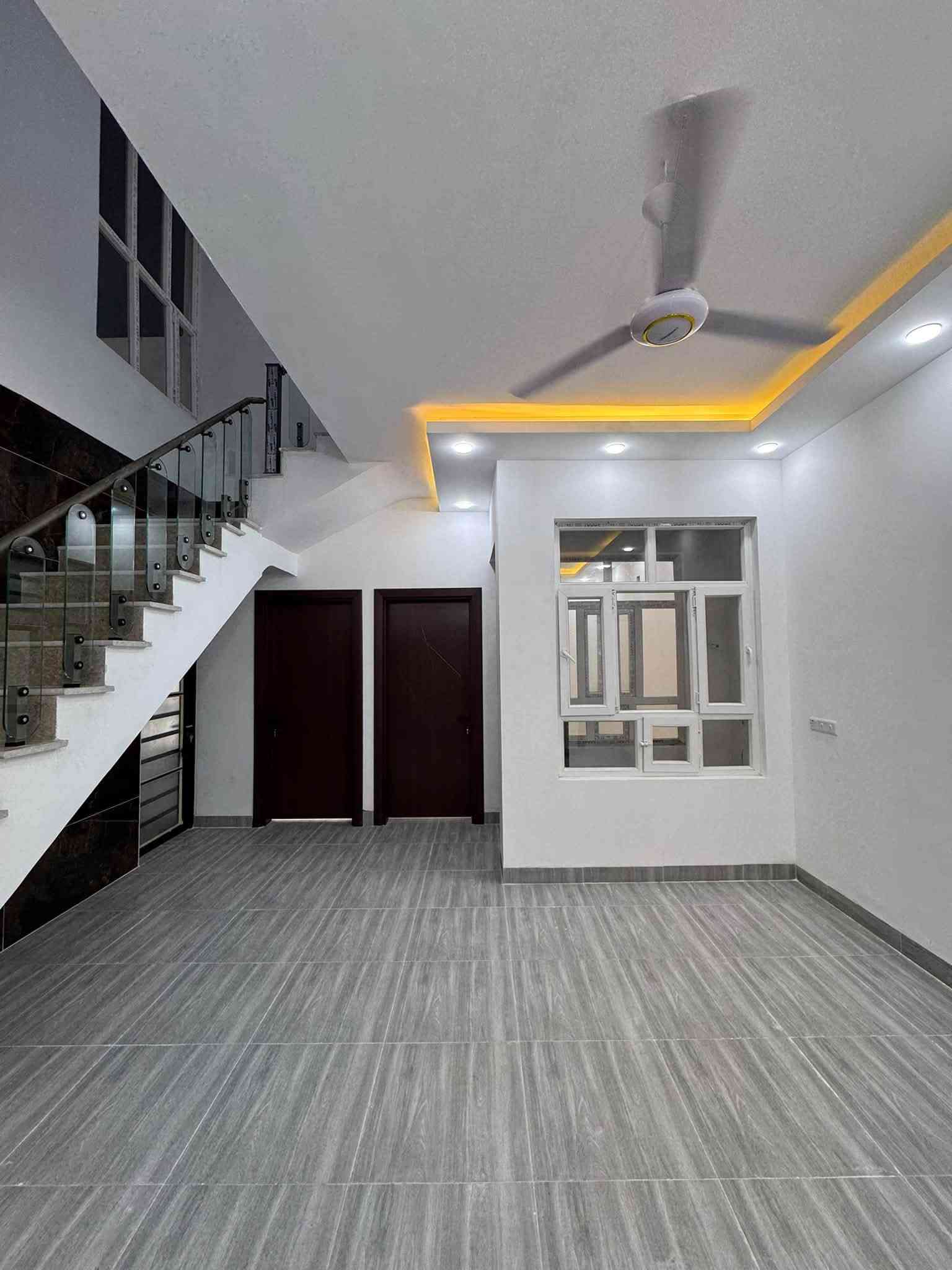 فرصه ذهبية للبيع | منزل طابقين بتصميم حديث ✨
📍 الموقع: دور الزراعة الثانية
📐 المساحة: 150 متر
📜 النوع: طابو زراعي (سند 25 ملك صرف)
🏠 تفاصيل توزيع البيت:
 الطابق الأرضي:
 استقبال واسع للضيوف
 مطبخ مجهز
 صالة معيشة مريحة
 غرفتي نوم (2)
 صحيات داخلية وخارجية
 الطابق الثاني:
 غرفتي نوم (2)
 صحيات
 سطح واسع
✨ المميزات والديكورات:
 ديكورات نقوش مغربية فاخرة تضفي لمسة جمالية أنيقة.
 منظومة إنارة مخفية حديثة تبرز جمال التفاصيل.
📞 للاستفسار ومزيد من التفاصيل، يرجى الاتصال على الرقم:
📞***********📞
أو تفضلوا بزيارة مكتب الحمداني للعقار.
       
☎️***********☎️
