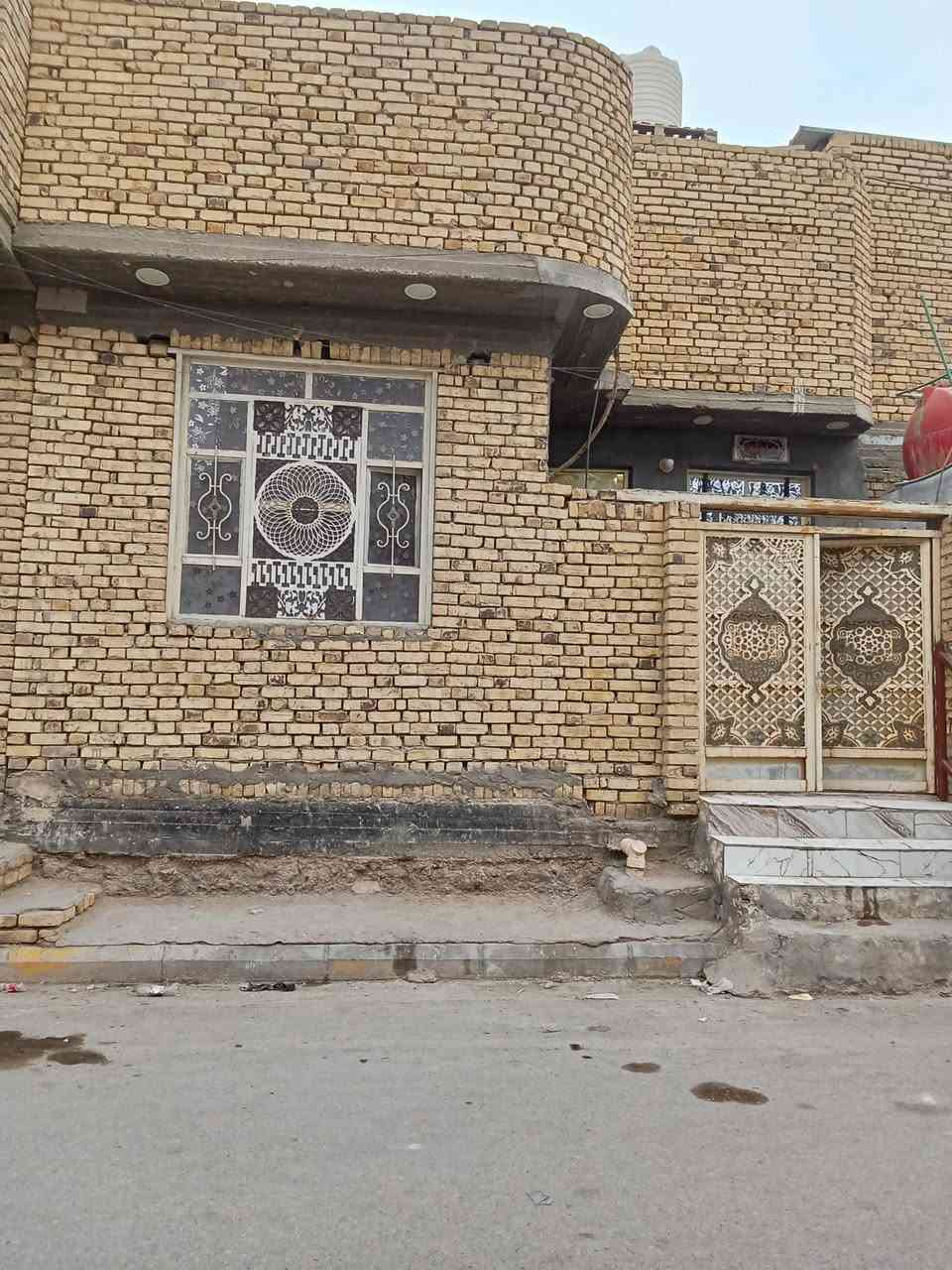 بيت في مدينة الصدر للبيع  ركن واجهتين  قريب على الاربعميه دار فرع واحد الاتصال على الرقم ***********وعلى رقم ***********
