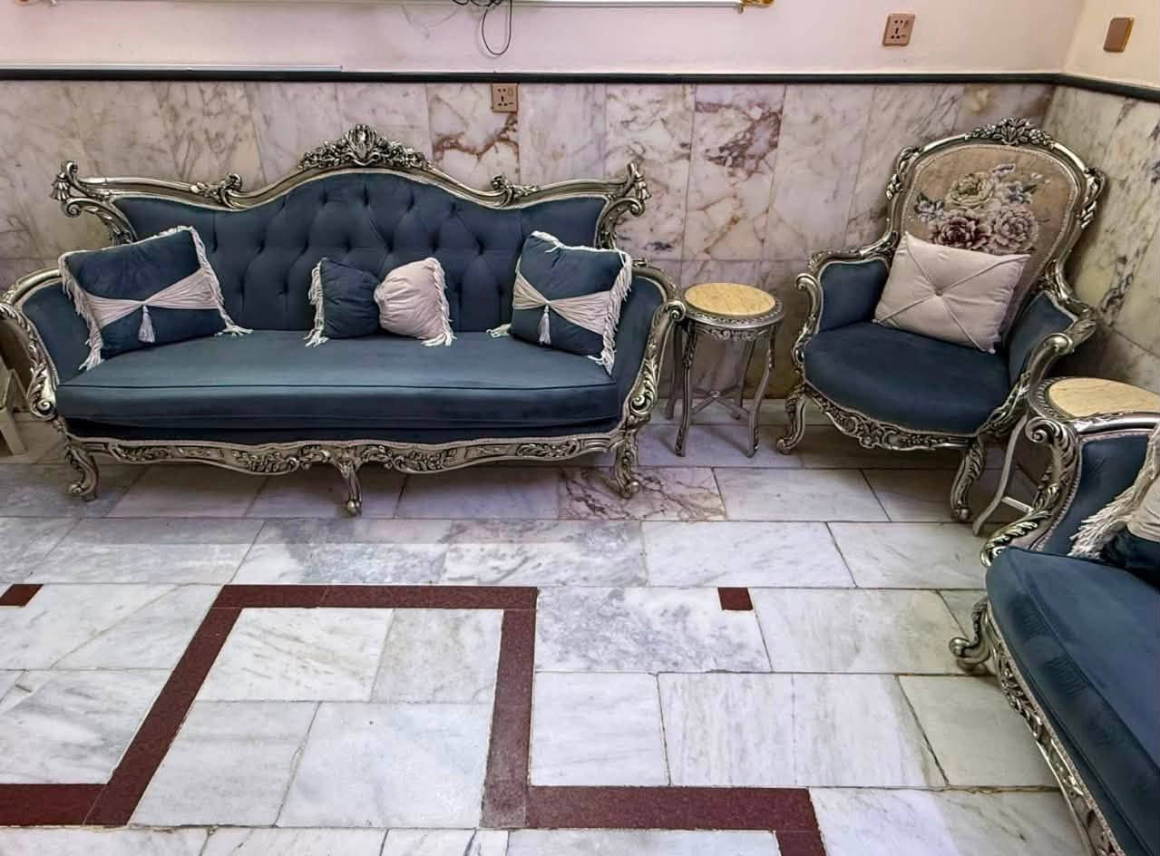 سلام عليكم طخم 10مقاعد +4طبلات+طبله وسطيه سعر مليون 850وبي مجال للاستفسار مراسله واتساب ***********
