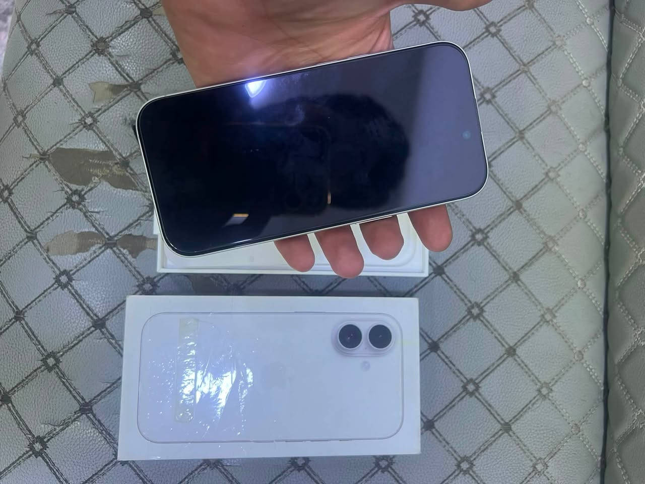 ايفون 17 عادي للبيع ذاكره 256 جهاز جديد مشحون 20 مره استخدام اقل شهر قافل ايكلود و مفرمت لحساب ماله موحود بس عاطل مكاني بصره مشراك القديم واكو توصيل لبغداد فقط 
سعره راسلني ونطيني سعرك انه ما اعرف شكد يسوه 
***********
