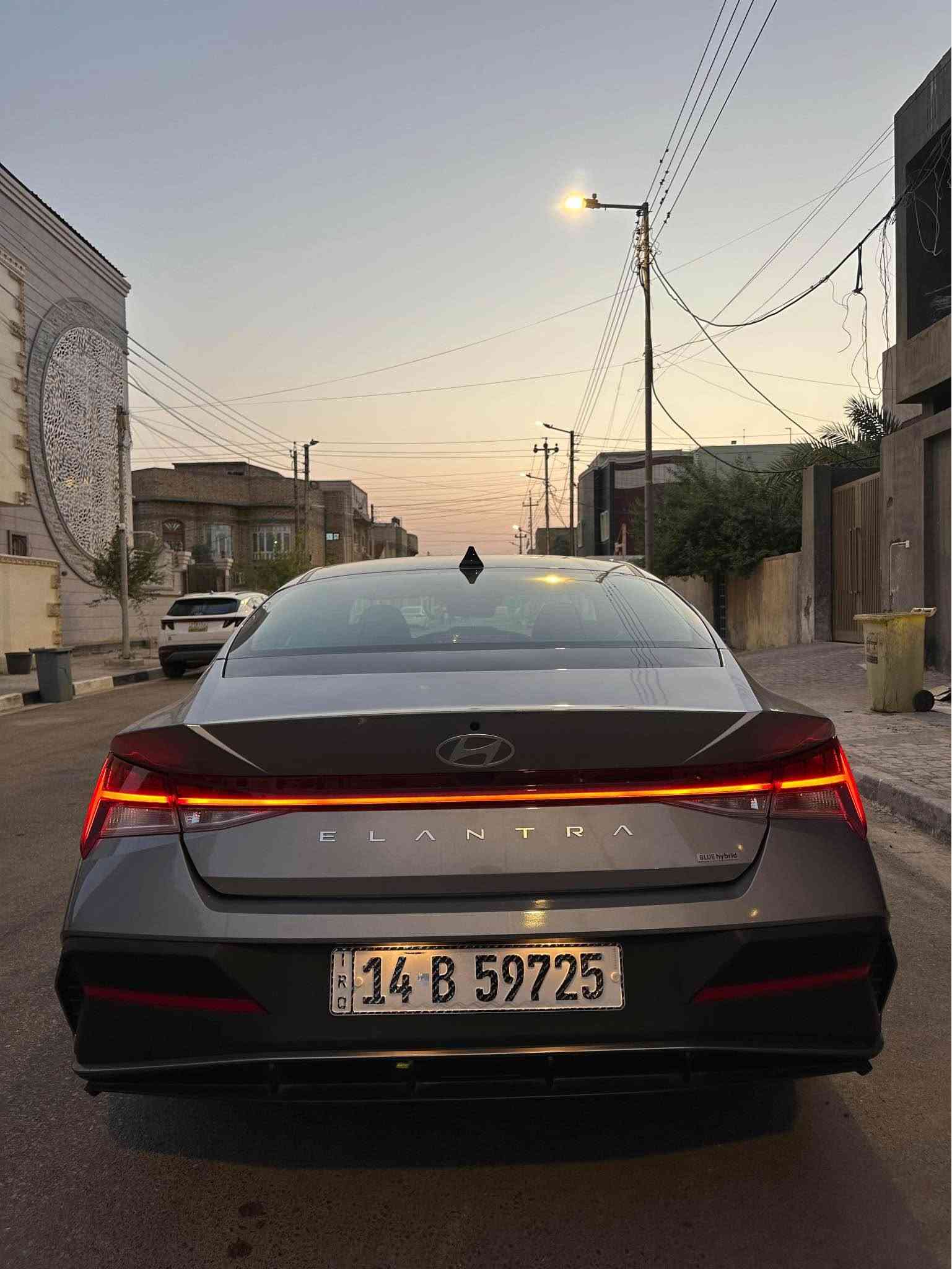 تحية طيبة 
هونداي النترا 
موديل 2025 
لون رصاصي 
هايبرد 
رقم بصرة بأسمي حرة تحويل مباشر 
بصمة 
تشغيل عن بعـد 
رادارات جانبيه نقاط عمياء 
كامره خلفيه 
سايد بريك كهرباء 
Auto hold 
بكلايت LED 
لايتات LED  
ماشيه 5 الف فقط 
نظيفه جداً جاهزه بدون نقص 
وارد امريكي ضررها تبديل جاملغ وبنيد 
السعر 152 وبيها مجال بسيط
للاستفسار *********** 
مكان السيارة البصرة المعقل شارع كوفي كورنر البصرة, العراق
