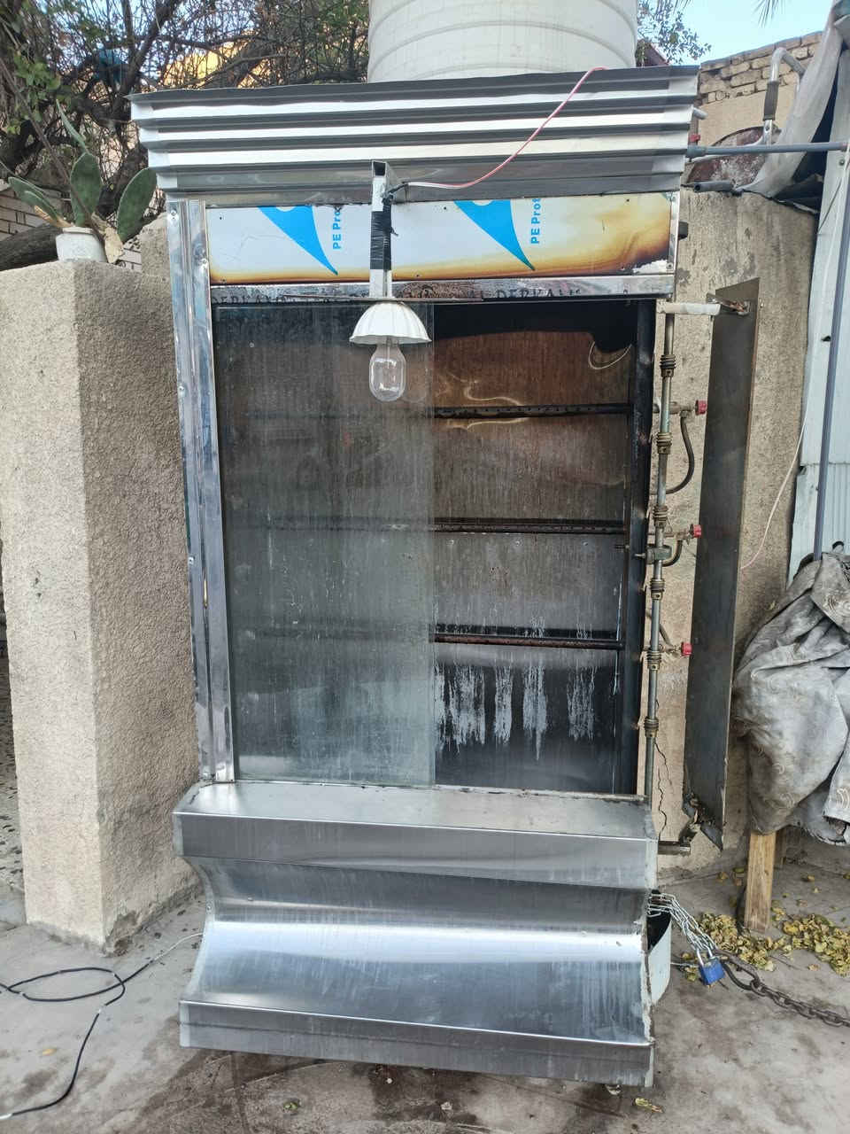 شواية دجاج غاز 6 شيش مع كامل ملحقاتها استعمال شهر.
سعر 450 الف بيها مجال.
مع حماية تمن ومرگ كاملة مع بلانكاتها 
سعر 100 الف 
تواصل واتساب ***********
