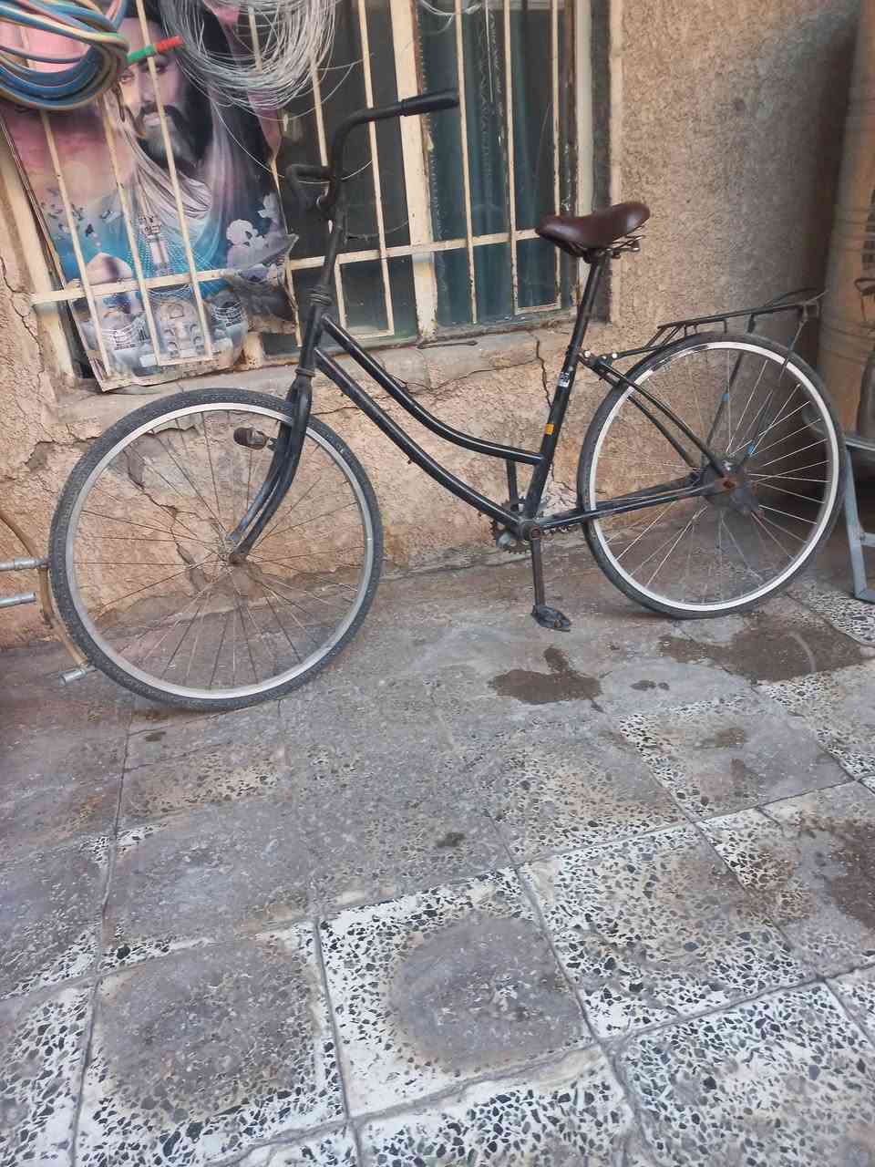 بايسكل للبيع ابيع لشه ووياله جديده ناقصه زنجيل وبريك فقط السعر ٢٥ وبي مجال للشراي *********** مكان بغداد المعامل

