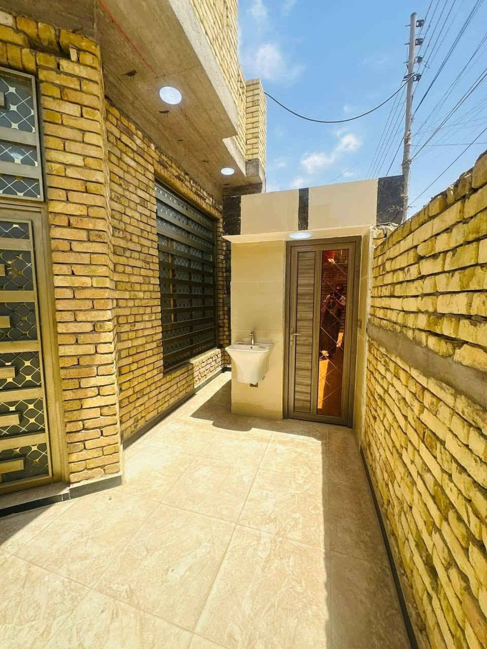 دار للبيع في منطقة نهاوند الأولى
المساحة 200 متر  ،،  الوجه 10 والنزال 20

طابو صرف،،،،،،،  طابق واحد،،،،،،،  بناء حديث كونكريت مسلح 

الصور موضحة 

،،،،،،،،،،،،،،،،،،،،، 

يوجد بيت  في منطقة  الشيشان الاولى 140 متر  يحتوي على غرفتين نوم 

يوجد بيت في منطقة الشيشان الاولى 160 متر يحتوي على غرفتين نوم 

يوجد بيت  في منطقة العرضات 200 متر  يحتوي على غرفتين نوم 

يوجد في منطقة العرضات بيتين صفة  مساحة البيت الواحد 100 متر  الوجه 5 والنزال 20 طابق واحد 

يوجد بيت  في منطقة نهاوند ال 11 الف  200 متر

يوجد بيت في منطقة حي الشهداء 100 متر مربع بصف الركن 

يوجد بيت في منطقة حي الشهداء  100متر طولاني 
 
يوجد بيت في منطقة العابجية 200 متر 

ـــــــــــــــــــــــــ
ـــــــــــــــــــــــــ

للاستفسار اكثر  الاتصال على الرقم او مراسلة على الواتساب او الصفحة 

***********

