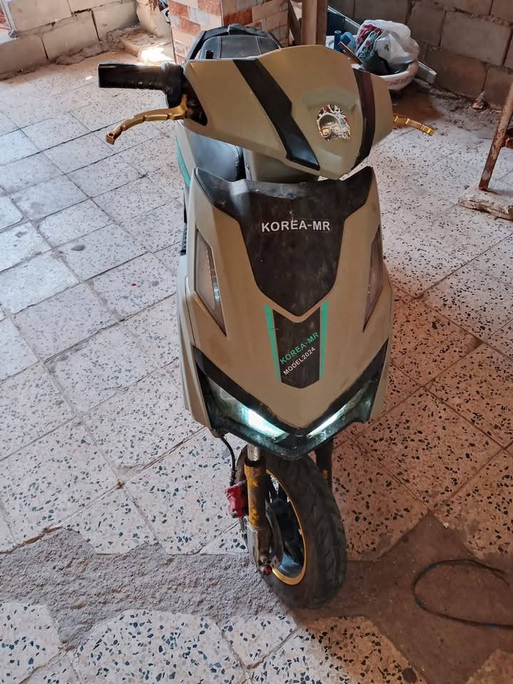 دراجه سكنس شحن نظيفة  وكل شيء شغال فيها.
بها نقص بطاريات؛ حيث تم شد 3 بطاريات جديدة، ويحتاج لها 3 بطاريات أخرى فقط (لأنها تعمل بـ 6 بطاريات).
السعر: 400 وبيها مجال
العنوان: البصرة - أبي الخصيب."
رقم ***********
