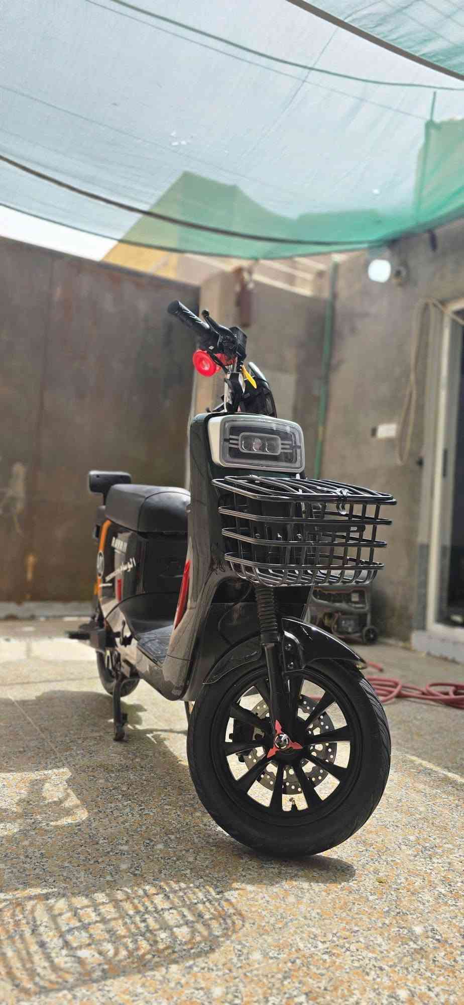 السلام عليكم 

دراجه شحن 

اسمها A8L ابحث عنها وشوف مواصفاتها

6 بطاريات كبار تمشي مسافه من 50 الى 60 كيلو بالشحنه الوحده 

ملف 1500 واط يعني سرعتها 60 حقيقي 

يجي وياها شاحنتها 

وسيويچين و ريموت 

تشغيل عن بعد 

قفل ستيرن وتاير خلفي 

بيها نظام انذار 

تايراتها نظيفه كلش 

ونضام بريكات عنبار (فلنجات)

مكاني ناصريه مركز 

السعر 600 الف وبيها مجال حگ الجيه

الرقم ***********
وبي واتس اب

