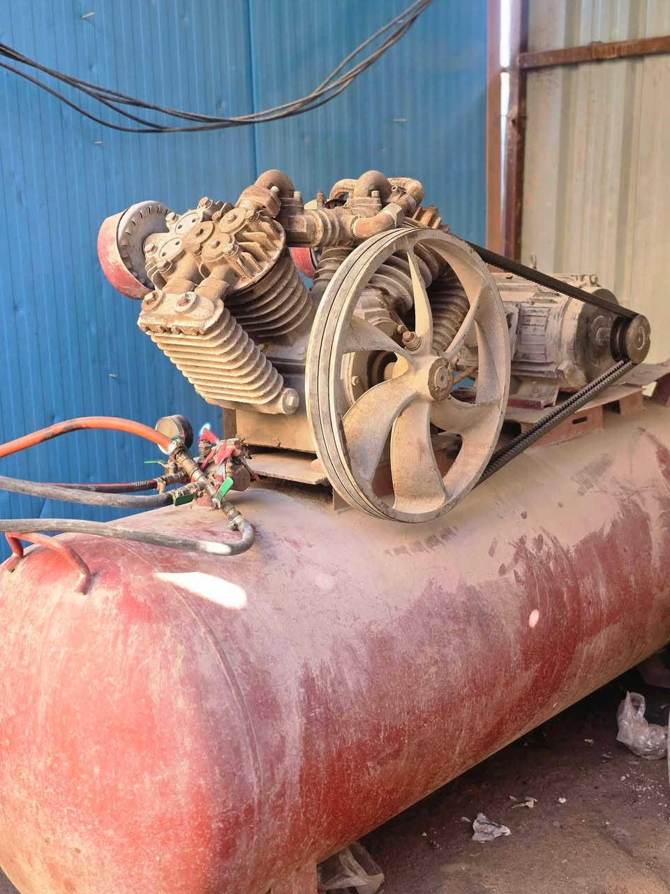 خالعه جديده استخدام شهرين
بطل ٥٠٠ لتر الماني ضايفله خالعه ايطاليه ضغط عالي ١٥٠٠ لتر 
ماطور ٣٠ حصان ١٠٠kg نحاس 
صوندات ضغط عالي ٦٠ متر 
درين هوايه كبير عدد ١ مع لقم كبيره 
جكات ٣ طن عدد ٢
جك ٧٥ طن عدد ١
ستانات ٣ طن عدد ٢
كيج عدد ١ 
عدد يدويه +لقم 
اوتي حراري ١
رفوف خشب 
بانيوا ماه + كنفيره
عدد لترات الزين ٧٥٠ لتر ×٣٠٠٠
جوابه عدد ٣٠٠منوعه 
فلاتر زيت عدد ٨٠
سقفيات عدد ٣ 
كرفان ٣×٣ مع باب طلاكات 
كله سندويج 
برميل زيت دوره
برميل زيت فارغ عدد ٨
كنفيره عدد ١
سستم كامرات مع هارد خزن مع يو بي اس 
السعر 4.500.000
اربع ملاين ونص 
***********
