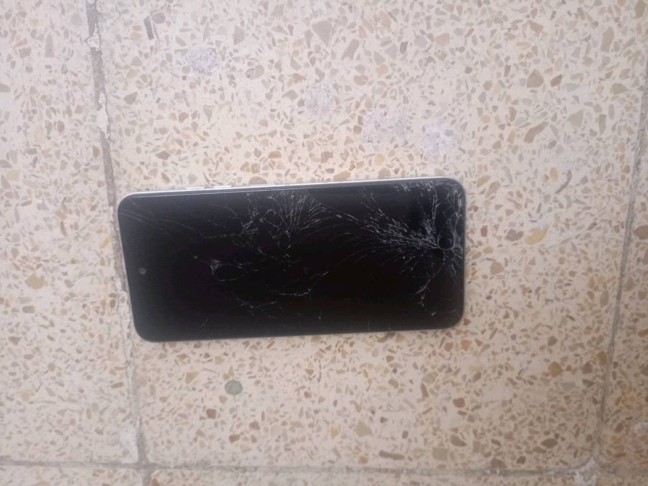 موبايل • يحتاج شاشه
