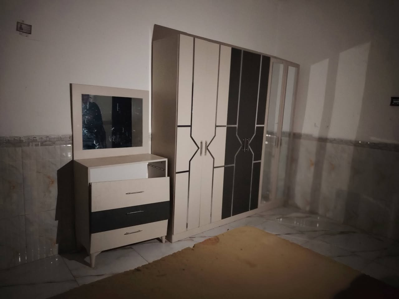 سلام عليكم
@الكل 
غرفة نوم تركي مستعمله لمدة شهر مابيها اي ضرر سعر ٢٧٥
كنتور ٦ باب
ميز تواليت مرايه و٣جرار 
جربايه نفرين ودوشك وكنيدورات ثنين 
 *********** واتساب. 
 ***********   اتصال.
