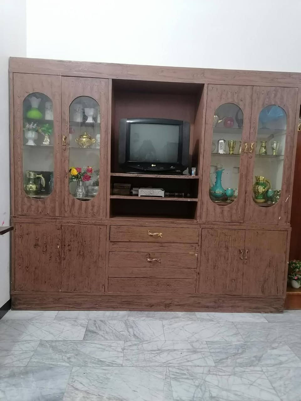 سلام عليكم غرفه نوم مثل ما هيه كدامكم نضيفه السعر 300و بيها مجال للتواصل واتساب *********** العنوان نجف عباسيه قرب عماره ابو حامد
