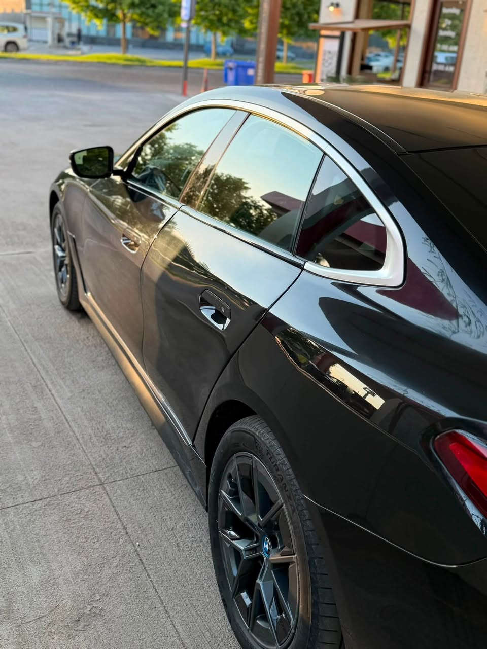 فقط للبيع
BMW i4 eDrive35 

السعر 290

موديل 2024 

السيارة كهرباء بلكامل 

ماشية -16550 ميل

.

‏‎بطارية ليثيوم ايون بسعة البطارية 84 (KWH) تقطع في الشحنة الواحدة ما يقارب الـ 500 كيلومتر

‏‎مدخلين شحن AC / Dc

‏‎الاضافات:

‏‎• فتحة سقف

‏‎• هاند بريك كهرباء مع نظام اوتوهولد

‏‎• عدة انظمة قيادة: Comfort / Sport / Eco Pro 

‏‎• هاند بريك كهرباء HOLD AUTO

‏‎• مقاعد جلدية فاخرة: كهربائية مع ذاكرة تخزين وضعية الجلوس

‏‎• تزيينات كاربون فايبر داخلية

‏‎• شاشة ثنائية منحنية مقاس 14.9 بوصة لنظام المعلومات والترفيه و 12.3 بوصة لشاشة السائق

‏‎• الشاشة تدعم التحكم بالأوامر الصوتية واللمس وإيماءات اليد Gesture Control وتدعم آبل كاربلاي وأندرويد أوتو

‏‎• ماوس للتحكم بالشاشة

‏‎• نظام ملاحة Navigation

‏‎• شاحن لاسلكي للهواتف المحمولة Wireless Charger

‏‎• بلوتوث / نقطة اتصال وايرلس WiFi Hotspot

‏‎• مخارج USB / AUX

‏‎• نظام الرؤية المحيطة 360 درجة بخاصية الـ 3D 

‏‎• تشغيل بدون مفتاح Keyless go

‏‎• نظام الدخول من غير مفتاح Keyless entry

‏‎• حساسات امامية وخلفية

‏‎• نظام تحذير من مغادرة المسار Lane Departure Warning

‏‎• نظام تحذير تغيير المسار Lane Change Warning

‏‎• مساعد الانتباه Attention Assistant

‏‎• مساعد اليقظة Attentiveness assistant

‏‎• نظام تحذير السرعة Speed Warning

‏‎• نظام تدخل التوجيه الذي يساعد في تعديل اتجاه السيارة تلقائيًا للحفاظ على المسار Steering Intervention

‏‎• نظام التحذير من الاصطدام الأمامي والخلفي Forward & Rear Collision Warning

‏‎• مانع انزلاق

‏‎• مثبت سرعة Cruise Control

‏‎• تحكم كامل في المقود مع أوامر صوتية

‏‎• غيارات عالستيرنج Paddle Shifters

‏‎• طارة مدفأة

‏‎• اضاءة ليد داخلية متعددة الألوان Ambient lighting

‏‎• اضاءة ترحيبية

‏‎• أضوية ليزر BMW Laser lights

‏‎• ليد BMW LED headlights

‏‎• مصابيح نهاريةLED ‎

‏‎• مصابيح خلفيةLED ‎

‏‎• جنطات قياس 19 انش

‏‎• مرايا كهرباء

‏‎• مرايا قابلة للطي كهربائيا مع اشارات انعطاف

‏‎• مكيف خلفي منفصل

‏‎• الضرار الباب الخلفي وباب امامي

‏‎•ايربك سقف فقط 

اربيل  . 📍 

مرقم كامل .السعر 290 بي مجال

التوصل 

***********
