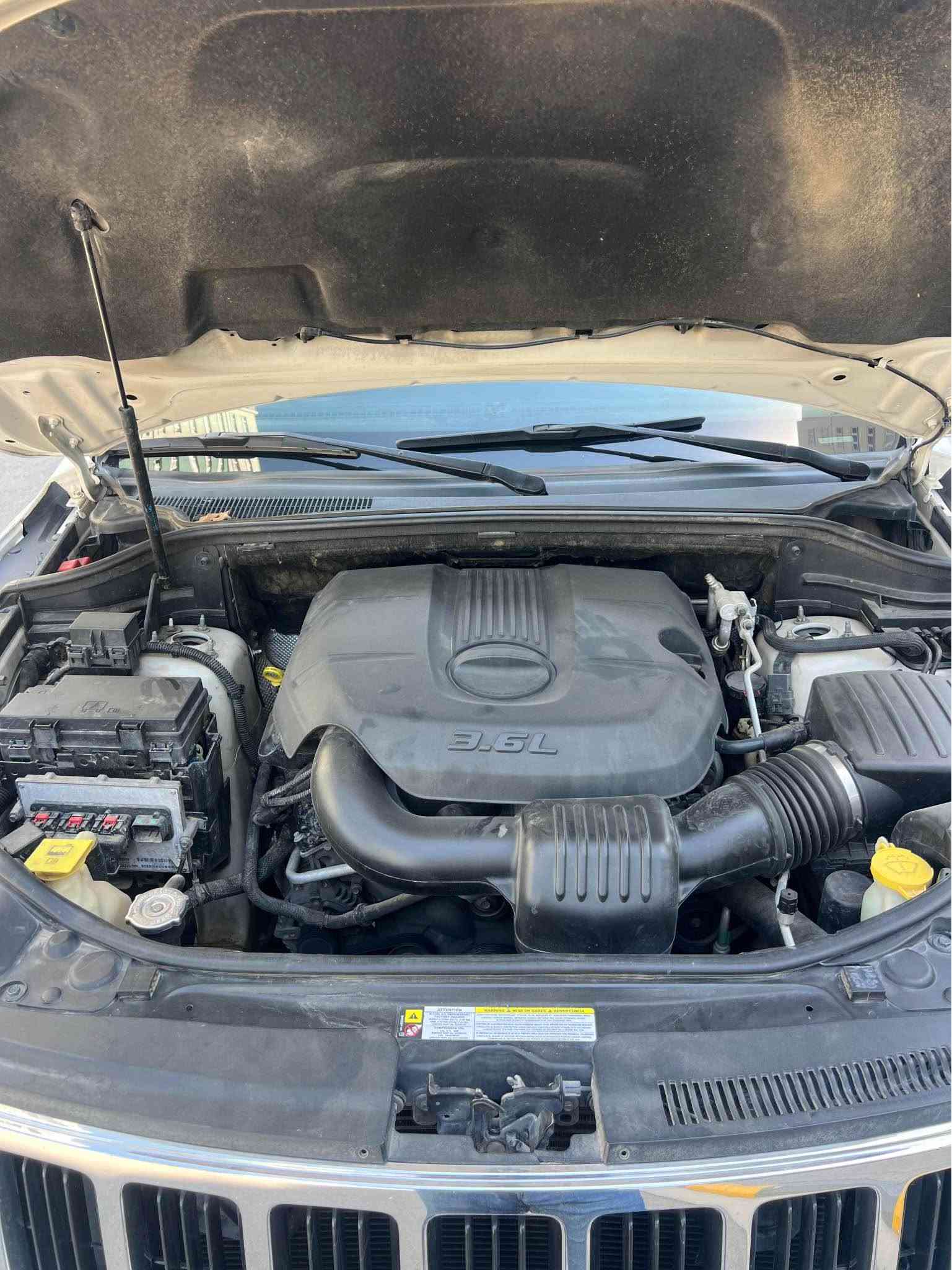 jeep laredo 2011 
جێب لاریدۆ ٢٠١١ بێ بۆیاخ 
 دەبڵ ئەکسلە شاشە تێسلایە 
سۆنەرەکەیم داناوە ١ کارتی هەیە 
چاڵ و تەرزەی نیە ڕەقەم و سەنەوی تایەی تازەیە 
بەشی سەرەوەی  مەکینەکەی کراوەتەوە  گێڕ و مەکینە و تەقەو ڕەقەش بە شەرت ١ دینار مەسرەفی نیە
نرخی ١٥٥ گەڵا  و معامەلە 
 whats up ژ.م ***********
*********** السليمانية, العراق
