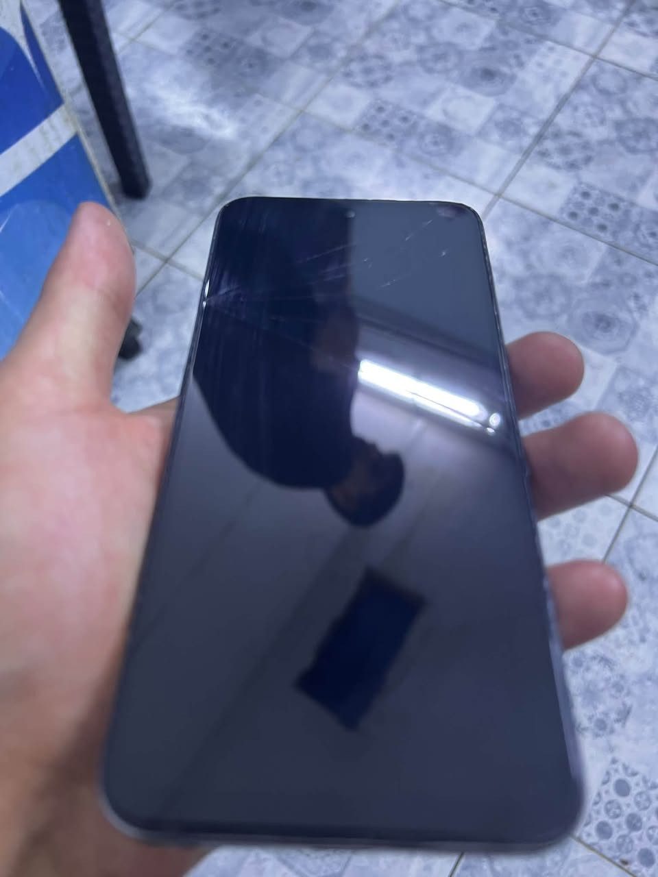 تكنو سبارك 
الذاكره 128
البطاريه 5000
الرام 8

بي فطر خفيف بلمس بس ما يأثرر نهائي 
رايده ب90 وبي مجال للشراي
