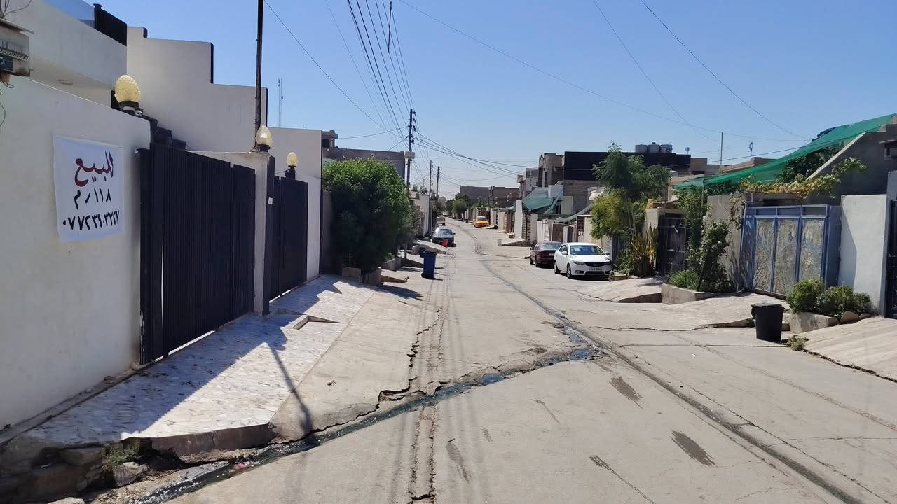 کۆد 40
بۆ فرۆشتن 118   مەتر
  
خانووەکە  پێك هاتووە لە ......

دوو ژوور خەو ـ چێشتخانە و ژووری میوان تێکەڵە  ـ سەر ئاو ـ گەرماو وەک لەوێنەکان دیارە 

شوێن : کرکوک 
بۆ زانیاری زیاتر  ژمارە (3) بنێرن 
وەڵامتان دەدرێتەوە 
***********
***********
ـــــــــــــــــــــــــــــــــــــــــ.
 
🏠 كود 40

للبيع – مساحة118 متر

📍 المواصفات:
غرفتین نوم ـ مطبغ ـ استقبال ـ حمام ـ مرافق غربی و شرقی
موقع ممتاز في منطقة هادئة بشارع عريض وقريب من الشارع الرئيسي
بسعر مناسب 
📍 الموقع: كركوك

📞 للاستفسار: أرسل الرقم [3 ] وسيتم الرد عليك
***********

***********
