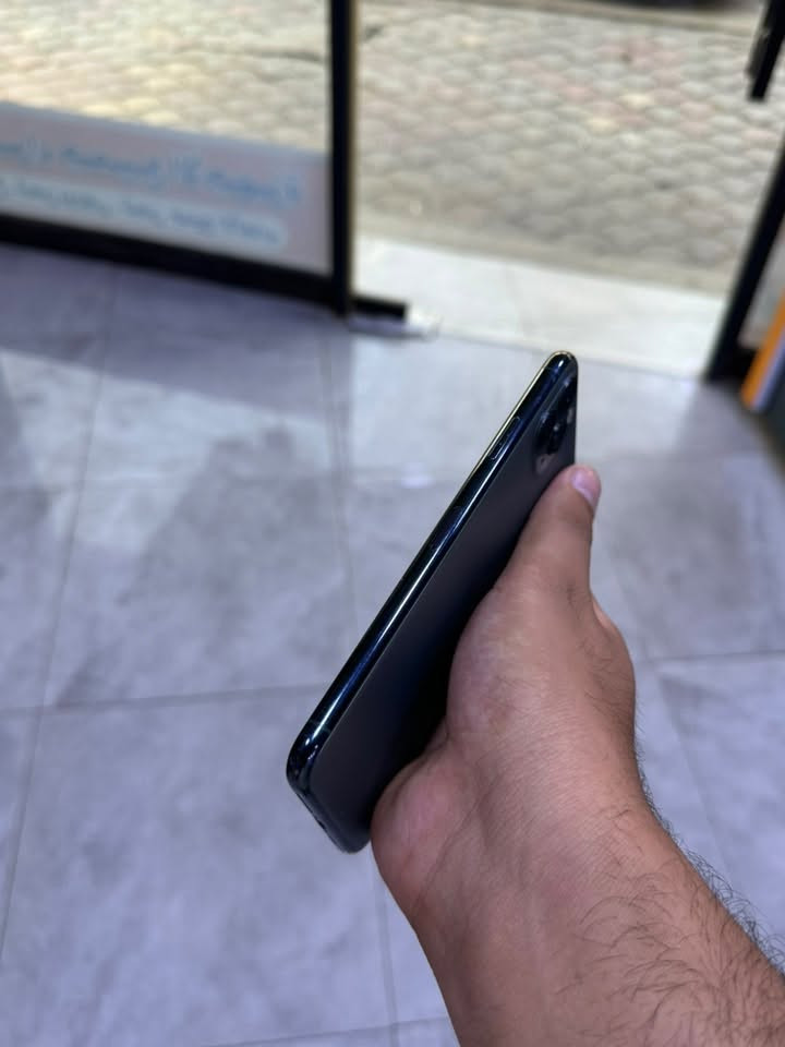 11 بروماكس زيتوني
ذاكرته 256 
شرق اوسط عربي 
مستبدل شاشه اصليه 
وبطارية اصلية تقره نسبة100‎%‎ 

نظافته واضحه بالصور وسعره مناسب 
للاستفسار الاتصال على الرقم او المراسلة عبر الواتساب 
***********

نص مكتوب في الصور:
- ٧:١٧
- حالة البطارية والشحن
- رسالة مهمة حول البطارية
- غير قادر على التحقق من أن هذا الـ iPhone يحتوي على بطارية أصلية من Apple. قد لا تكون التفاصيل الواردة من هذه البطارية دقيقة.
- لمعرف المزيد
- الحد الأقصى للقدرة
- %١٠٠
- هذا قياس القدرة البطارية مقارنة بقدرتها عندما كانت جديدة. قد تتسبب القدرة المنخفضة بتقليل ساعات الاستخدام بين عملية الشحن والأخرى.
- أقصى قدرة للأداء
- الـ iPhone غير قادر على تحديد عمر البطارية.
- شحن البطارية المحسن
- للحد من استنزاف عمر البطارية، يتعلم الـ iPhone من عادات الشحن اليومية، بحيث ينتظر ولا يتجاوز ٨٠٪ حتى يحين موعد حاجتك إلى استخدامه.