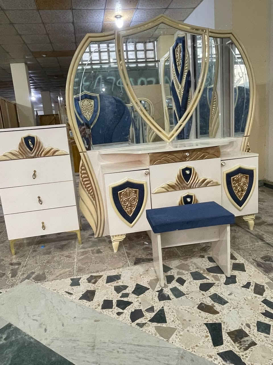 السلام وعليكم غرفه نوم تركي10قطع سعر750وبيه مجال المكان تكريت القادسيه قطعه500شارع مجمع الطبي الاستفسار***********
