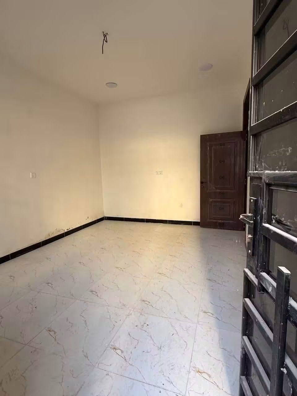 جزيره بغداد السياحيه مقابل الباب الثالثه خدمات كامله تبليط ومجاري وكهرباء وماء
دار للبيع المساحه ١١٠ متر ملك صرف سند ٢٥ تحويل مباشر بأسم المشتري

طابقين ٣ غرف نوم بناء طابوك الجمهوري كامل وجاهز تستلم مباشر
للسكن او للاستثمار  
يؤجر الدار ٥٥٠ الف

للاستفسار الاتصال على الرقم ***********
