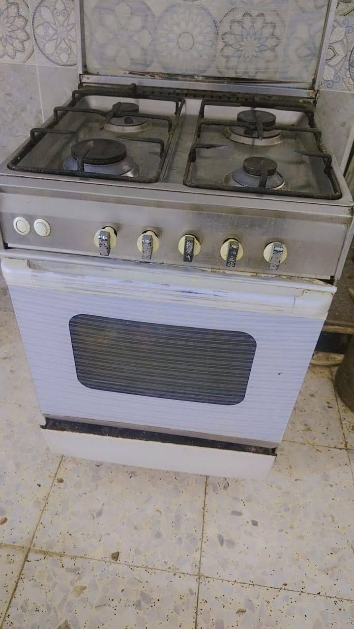 طباخ للبيع نضيف وشغال السعر 80  العنوان واسط الخاجيه شارع 40 الهاتف ***********
