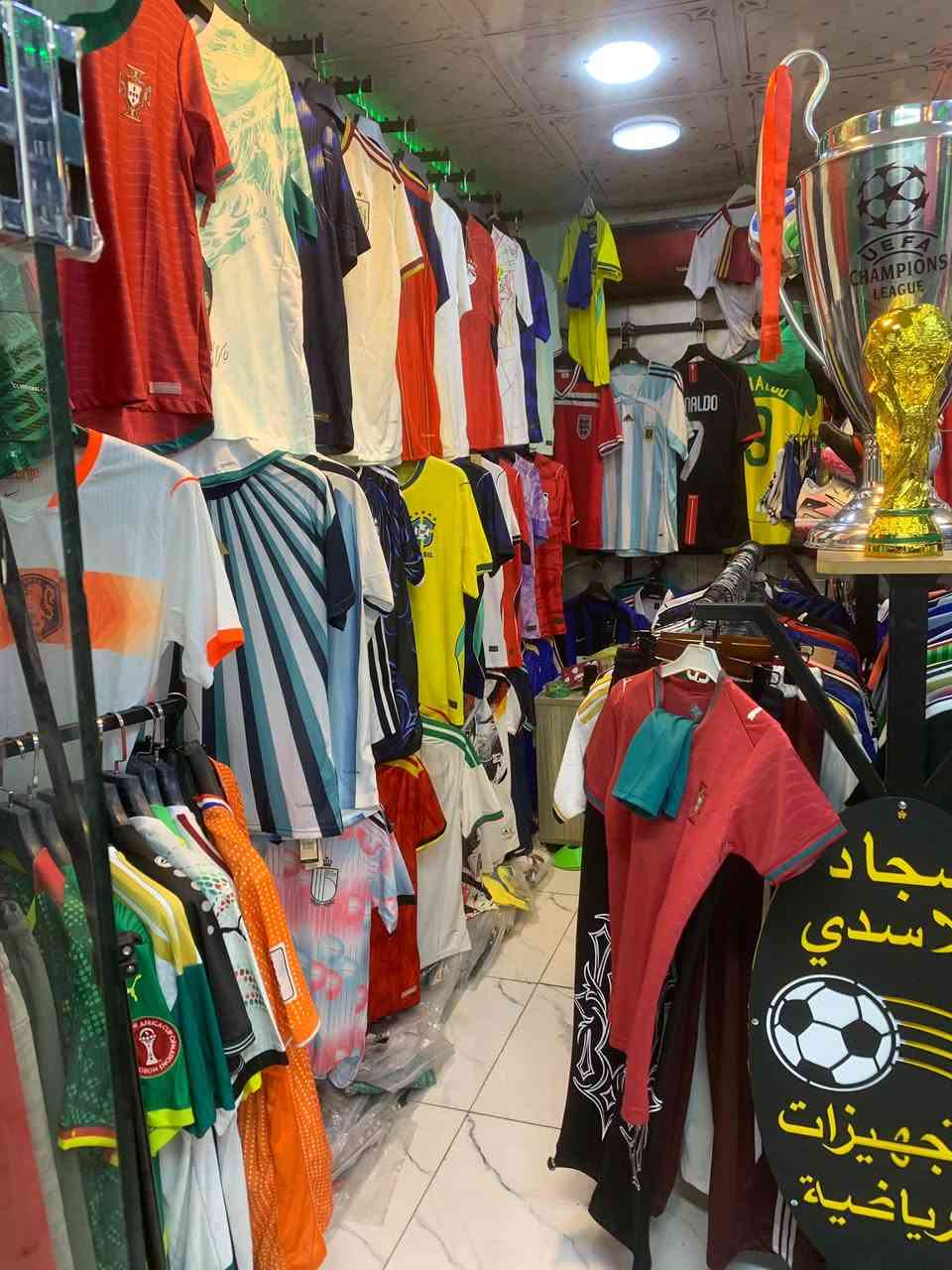 سلام عليكم علئ بركة الله تم افتتاح الاسدي لاجهيزات الرياضيه في زيونه 710 نهاية شارع مدرسة الجواهري مقابل كوفي ناي اي شي تحتاجون احنه بخدمتكم من تحهيزات رياضيه هاتف ***********
