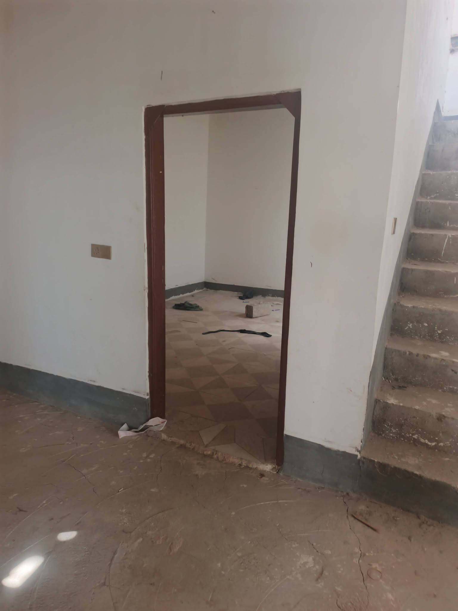 سلام عليكم بيت البيع مساحه 200متر 
يحتوى على غرف النوم 2 صاله ستقبال كهرباء +مولد مدرسة غريبة على البيت طريق كربلاء نجف عمود 193طريع يا علي
نتصال ***********
