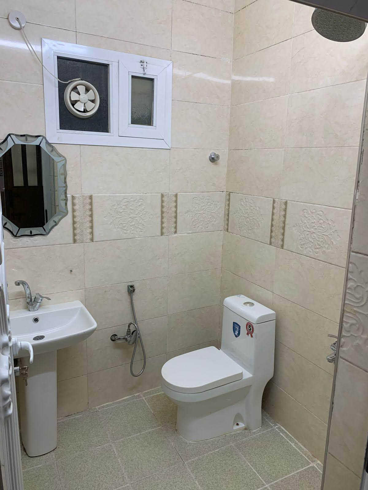 � شقق للإيجار في عمارة راقية – للعوائل فقط 🏡
📍 الموقع: الكرادة خارج – قرب حلويات أبو عفيف
📌 موقع مميز جدًا يربطك بالكرادة داخل، الكرادة خارج، والعرصات
✅ موقع استراتيجي قريب من جميع المناطق الحيوية والخدمية

🔹 الشقة:
• غرفتين نوم
• صالة
• مطبخ
• حمام
• بلكونتين بإطلالة جميلة

✨ مواصفات العمارة:
✅ مصعد كهربائي يعمل 24 ساعة
✅ حارس متواجد دائمًا
✅ تنظيف يومي للعمارة
✅ كاميرات مراقبة حديثة
✅ خزانات ماء مستقلة لكل شقة
✅ العمارة مخصصة للعوائل فقط – بيئة هادئة وآمنة

📞 للاستفسار أو المعاينة:
📱 ***********

