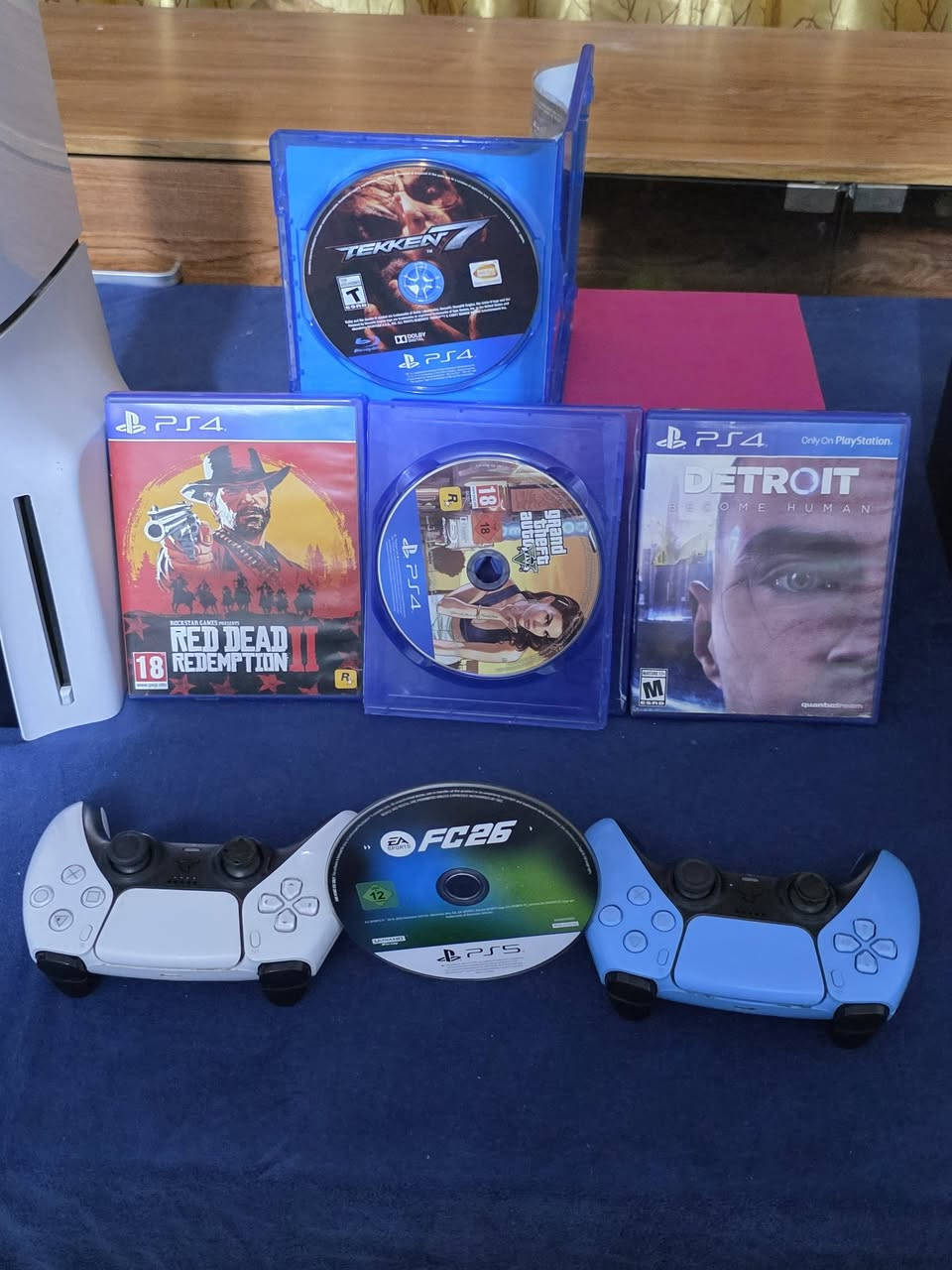 بلي 5 سلم ذاكرة 1 تيرا
ملحقات الجهاز:
جوستكات ثنين اصليات
+ 5 اقراص : 
فيفا 26
تيكن ٧
Gta 5
 Red dead 2
ديترويت
+ يو بي اس حجم جبير 1500 ماركة كاربون
+ الكيبلات 
للتواصل واتساب ***********

