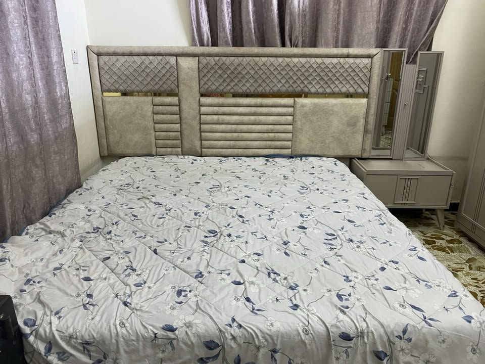 سلام عليكم عيني غرفتين للبيع اول غرفه تجي وياها ملحق 
و كتنور صاج و بوفيه مال فراش صاج السعر كامل مليون ونص للاستفسار على هذه الرقم ***********
