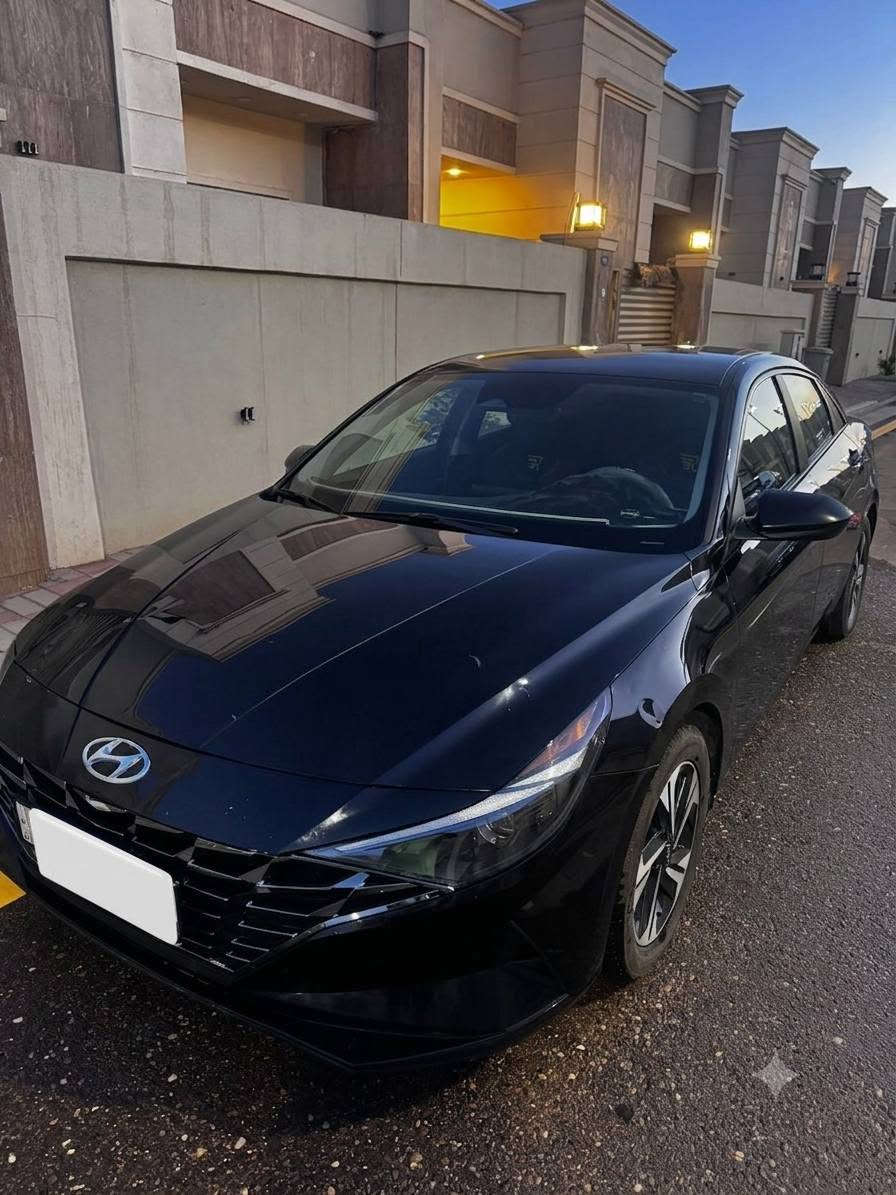 نوع السيارة: هيونداي النترا (Hyundai Elantra)
الموديل: 2022
​الوارد: كندي أصلي
​اللون: أسود أنيق
​السنويّة والتسجيل: رقم أنبار (مشروع وطني)، والتحويل مباشر بدون أي تعقيد.
​الممشى: 102,775 كم.
​⚙️ المواصفات الميكانيكية والأداء:
​المحرك: محرك 2.0 لتر (دوش) 4 سلندر، قوي واقتصادي جداً في استهلاك الوقود.
​ناقل الحركة: قير أوتوماتيك CVT سلس ومريح.
​نظام الدفع: دفع أمامي (FWD).
​💎 الفئة والتجهيزات الداخلية:
​الفئة: فول مواصفات عدا البصمة.
​السعة: 5 ركاب مريحة وواسعة.
​الترفيه والتحكم: شاشة وسائط ذكية، تحكم كامل من المقود، ومثبت سرعة لراحتك في السفر.
​التكييف: مكيف ممتاز بحالة ممتازة جداً.
​🛡️ أنظمة الأمان والسلامة:
​حساسات ضغط الإطارات (TPMS).
​نظام الثبات الإلكتروني (ESC).
​مانع الانزلاق (ABS).
​كاميرا خلفية عالية الدقة.
​وسائد هوائية كاملة.
​✨ المظهر الخارجي واللمسات المميزة:
​الزجاج: زجاج خلفي معتم (أصلي).
​الإضاءة: إنارة نهارية LED.
​العجلات: جنوط رياضية أصلية بتصميم جذاب.
​📍 موقع السيارة: الأنبار
📞 للتواصل (مراسلة أو اتصال): ***********
