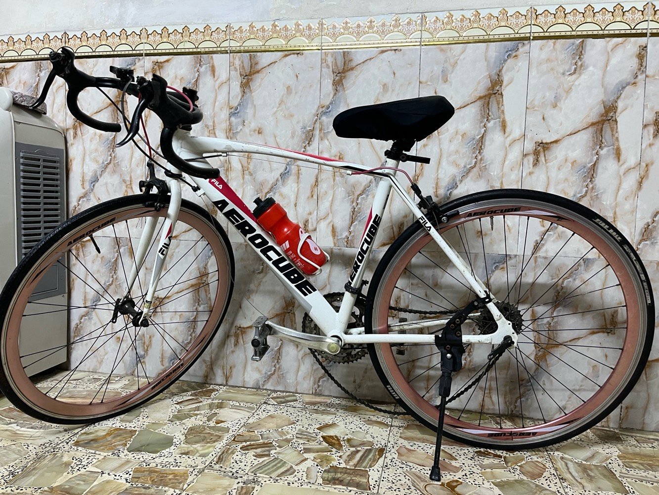 بايسكل road bike ماركة  Fila Aerocube ، قياس 700c ، بيها 7 نمر ، هيكل المنيوم ، بايسكل اصلي صنع كوريا ، نظيف وكله شغال بريكات امامي وخلفي وكير  ، السعر 130 وبي مجال للشراي ، مكاني بغداد الشعب ***********