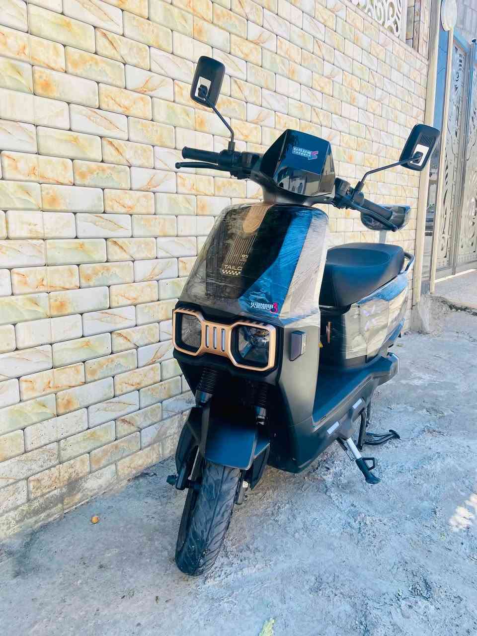 ⚡ دراجة شحن TAILG (تايلج) - نظافة فول ومواصفات قوية للبيع ⚡.
المواصفات :
 🔹 الماركة : TAILG (شركة معروفة بقوتها واعتماديتها).
 🔹 المحرك (الملف) : 1200 واط حقيقي .
 🔹 البطاريات : 6 بطاريات كرافين أصلي
 🔹 الإضاءة: لايت فول زينون (عالي / ناصي) + نظام رماش .
 🔹 نظام الإشارة : دبل إشارة (خلاط).
 🔹 النظام الصوتي : مزودة بـ بلوتوث للربط مع الموبايل .
 🔹 النظافة : نظيفة حيل ومستخدمة قليل وصل الشراء موجود . ( كلها شرط وين مايعجبك چيك )
💰 السعر: مليون و 75 ألف دينار (1,075,000)
📍 المكان: [ موصل / ايسر ]
📞 للتواصل: [ *********** ] أو المراسلة على الواتساب
