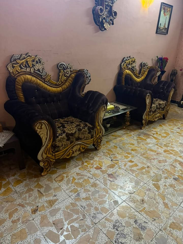 اثاث مستعمل
طخم ملكي مع طبلات زجاجية 10 مقاعد السعر 425 الف عنوان بغداد مقابل مرور الطوبجي ***********
