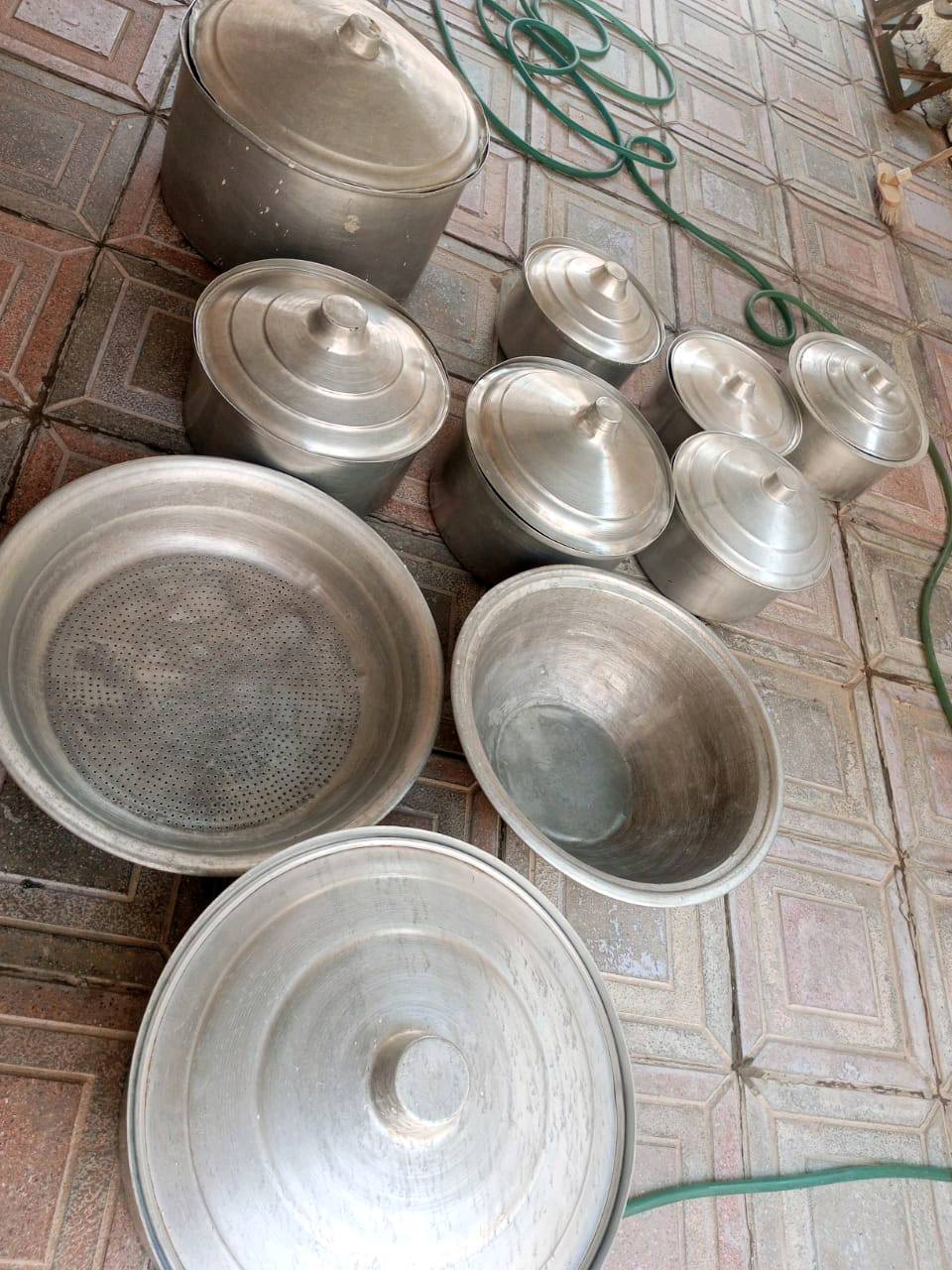 جداري فافون القديم الثقيل الاصلي حجم كبير مال ثوابات  ..وطباخ حجم كبير وطشت ونجانه ..كلهن ب ١٥٠ الف