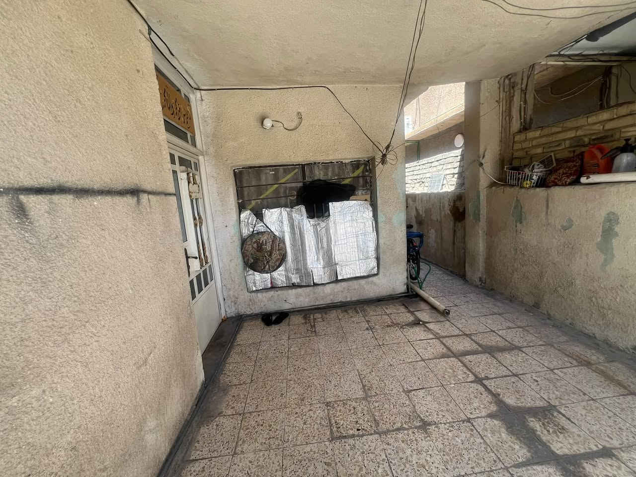 السلام عليكم 

بيت للبيع مساحة 200 او يباع 100اثنين

3غرف نوم ومطبخ وصالة و استقبال و3حمامات

البناء قديم 

المكان المعالف قرب حسينة سيد جبار 

للستفسار مراسله الصفحة او مراسله ع وتساب 
رقم:***********
