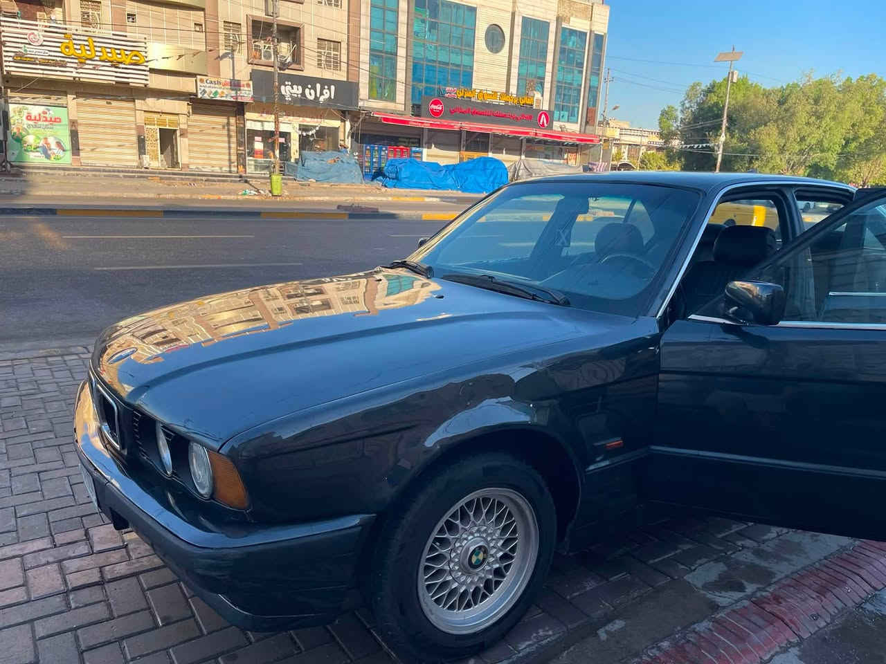 بي ام 525 لون اسود غير محدد 
المسكر موديل 1991 صدر جديد مكينة كير جديد تبريد ثلج خير من الله حماوة جوة نص متعبر رقم بغداد جديد بسمي مصفرة هزة جديدة 2026 سنوية جديدة بسمي  ل 2028 تحويل ثاني يوم مشروع وطني اي مكان تحول داخل مالته نظيف كهربائيات كله شغالة لايت زنون سيارة حلوة نظيفة متعبك 
المكان بغداد الدورة  ***********
السعر 53 بيه مجال
