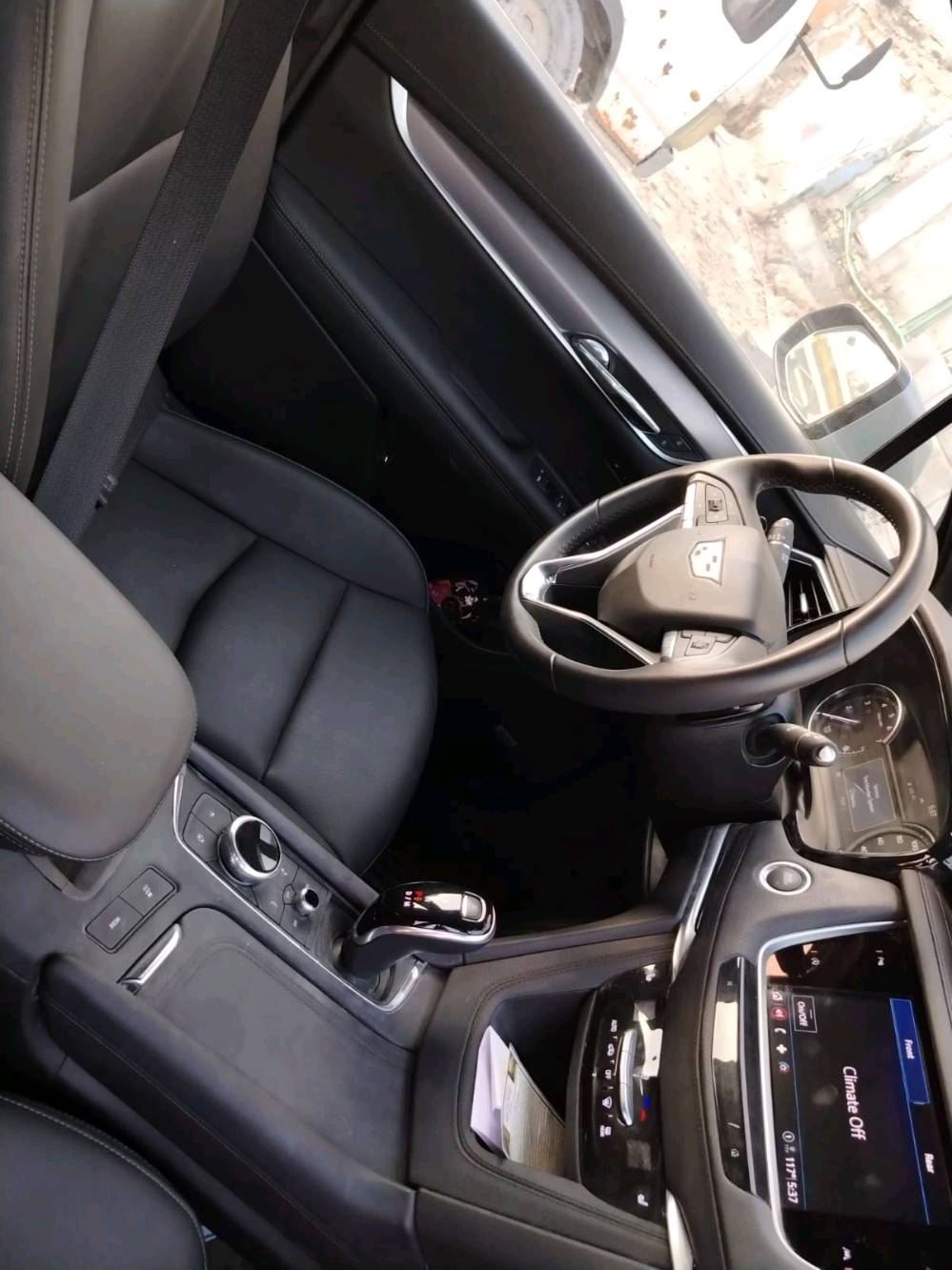 كاديلاك 2025 فئه الـ XT6 Premium Luxury
‏فول الفول 1/1👑🦅
‏• 3 صفوف مقاعد/ 7 راكب
‏•محرك 350T 
‏•الـ گير أوتوماتيك 9 سرعات تنقيل الكتروني ما تحس بيه، ناعمه حيل السياره  🕹️. 
‏• نضام القيادة Drive Mode تكد تحوله اقتصادي، رياضي، او مال طرق حسب رغبتك ⚙️.
‏
‏•واجهيه فئه الـ بريميوم لتدل Premium Galvano 
‏•لايتات LED
‏•بانوراما قطعتين عملاقة Ultra View واصلة لآخر مقعد بالسيارة ☀️.
‏
‏•داخل اسود ملكي 🖤. 
‏•شاشه لمس متوسطه.  تدعم شحن لالسلكِ Wireless Charger بدون وايرات بالدشبول🔋.
‏
‏•تبريد مركزي قطعتين مع شاشه دجيتال وره تتحكم بوحدها تفصل راكب وره عن الكدام ❄️. 
‏
‏•ذاكره خزن لكراسي السايق والمرايات والستيرن تخزن وضعيتين 
‏•الجنطة هيدروليك تفتح بـ "حركة قدم" من جوة الصندوك
‏•قياده ذاتيه، وحساسات اماميه وخلفيه، كامره محيطيه
‏ 
‏السياره حلوه وما ماشيه وهواي بيه مواصفات 
حلوه  رقم راعيه 👇
***********