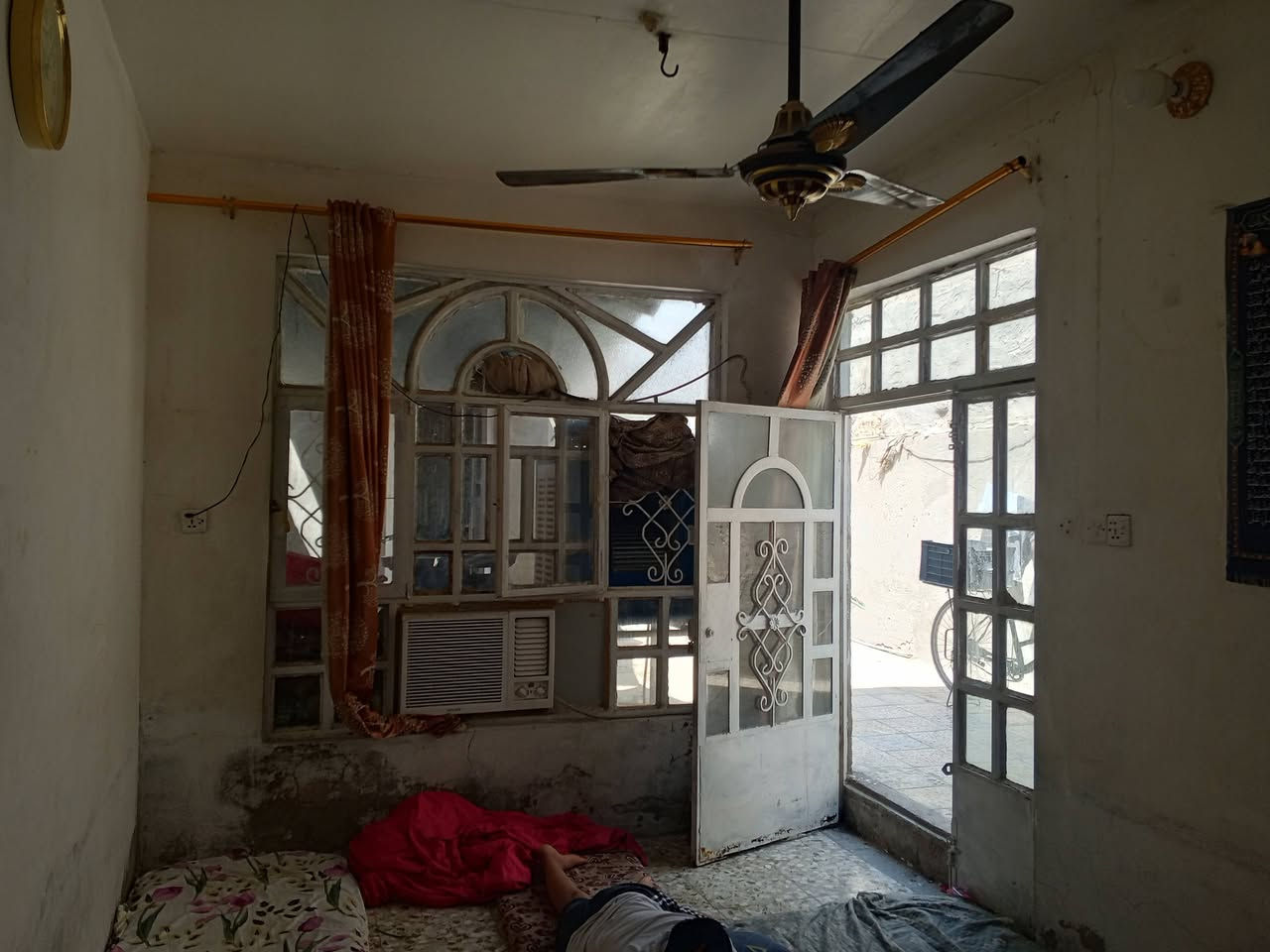 بيت للبيع خلف ميثم التمار يتكون من غرفه وصاله ومطبخ واستقبال المساحه 115الرقم*********** اخون ماعندي نت على المخابره بيت مناسب
