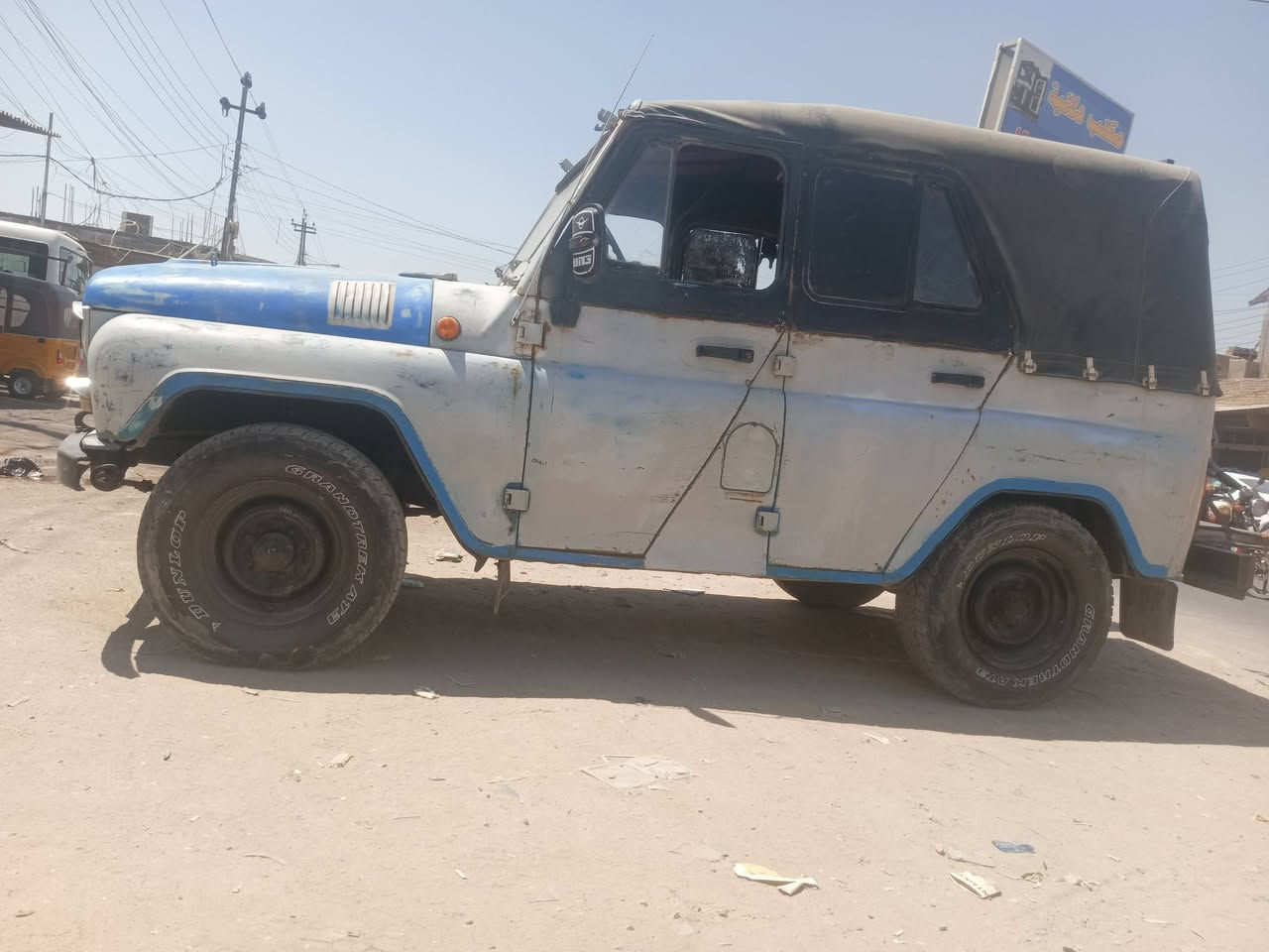 السلام عليكم للبيع موديل 2000 سياره داخل وخارج بلادي مكينه وكير جدد ***********
