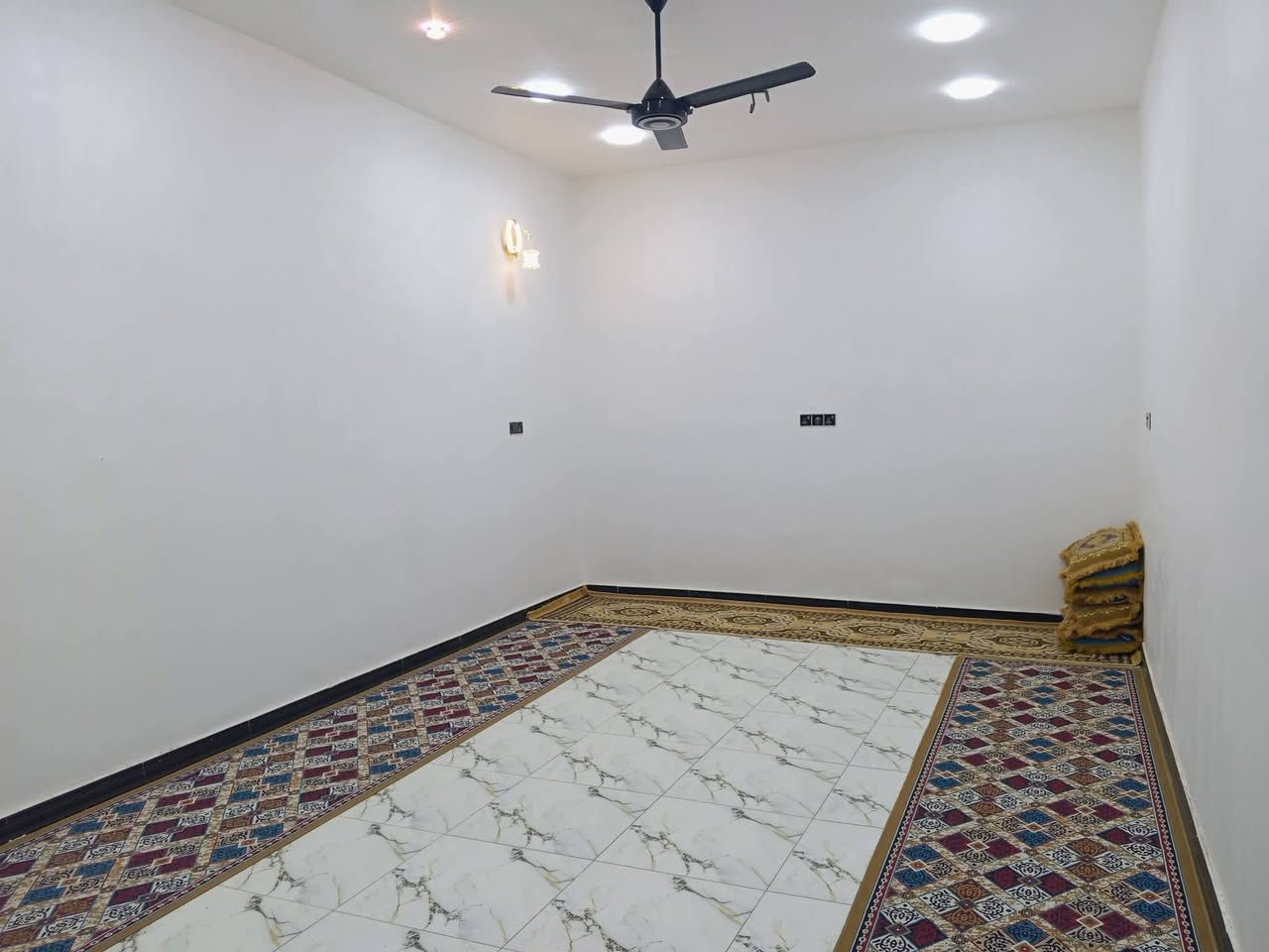 السلام عليكم ورحمه الله وبركاته بيت للبيع
بناء بلوك
مساحه ٢٧٠ متر 
العنوان شارع عطوف شارع رئيسي 
غرف نوم ٢ صاله ومطبخ واستقبال صحيات داخليه و خارجيه
مع محل الاستفسار ***********
